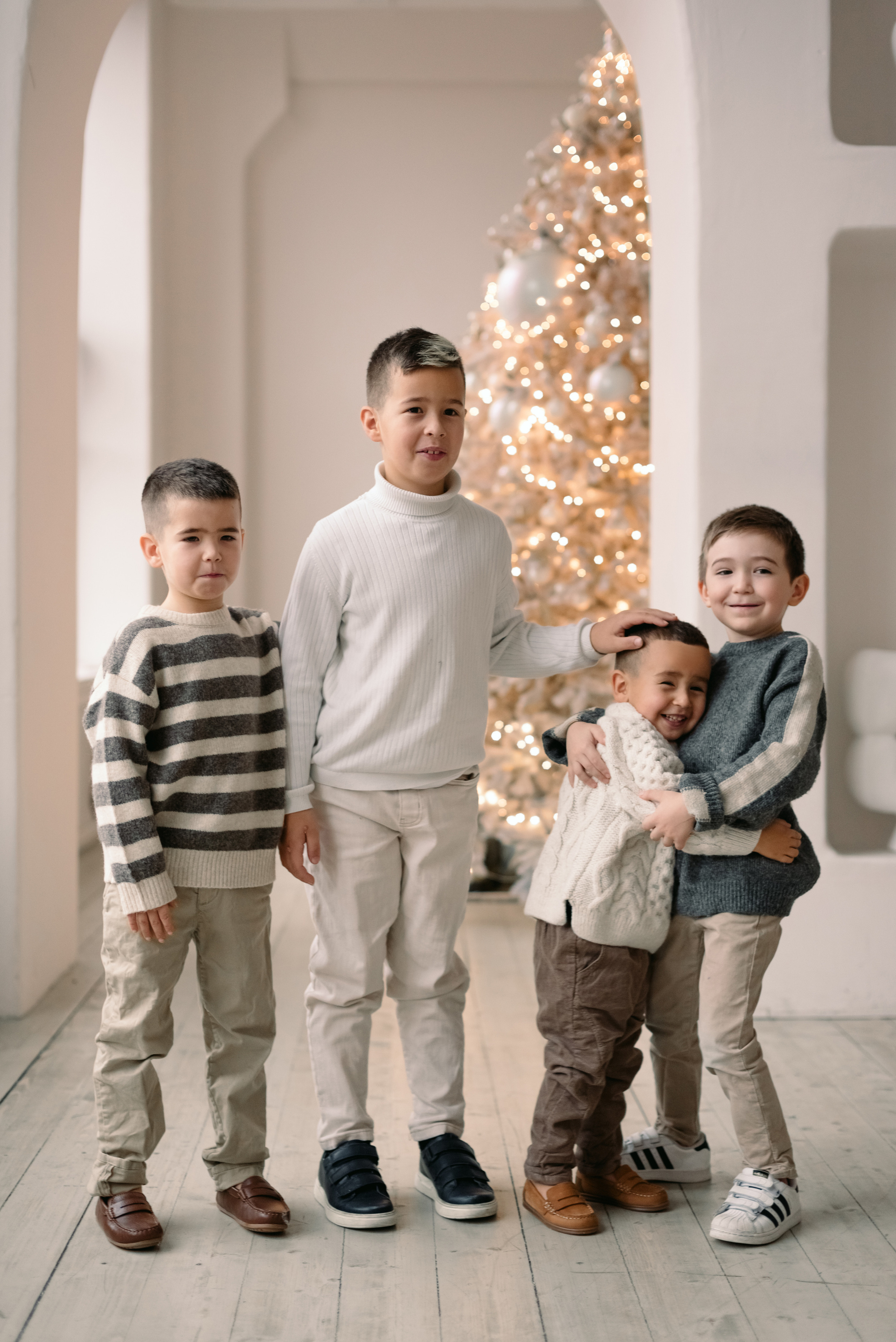 Семейная фотосессия в студии Санкт-Петербурга. Фотограф Юлия Кондратьева