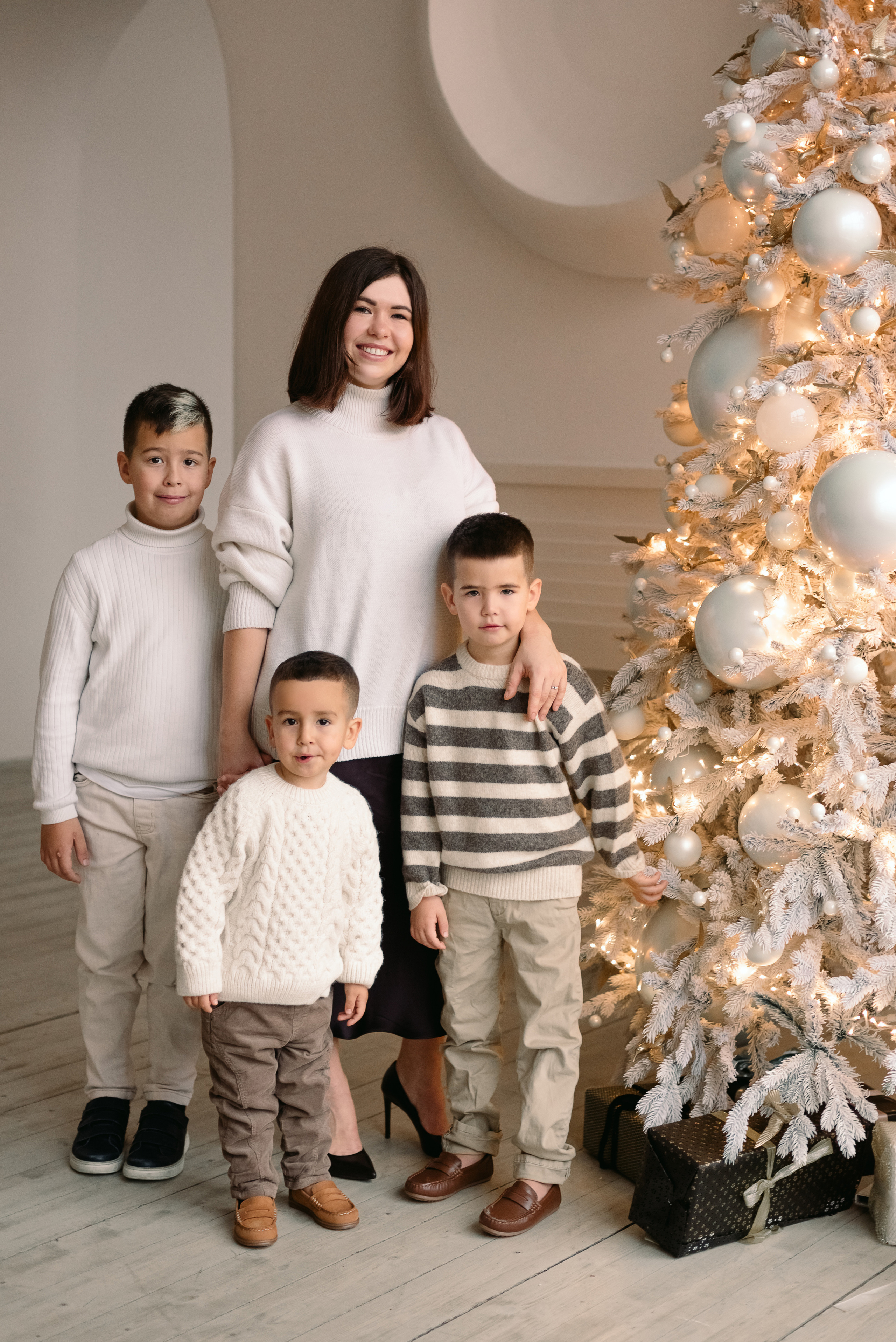 Семейная фотосессия в студии Санкт-Петербурга. Фотограф Юлия Кондратьева