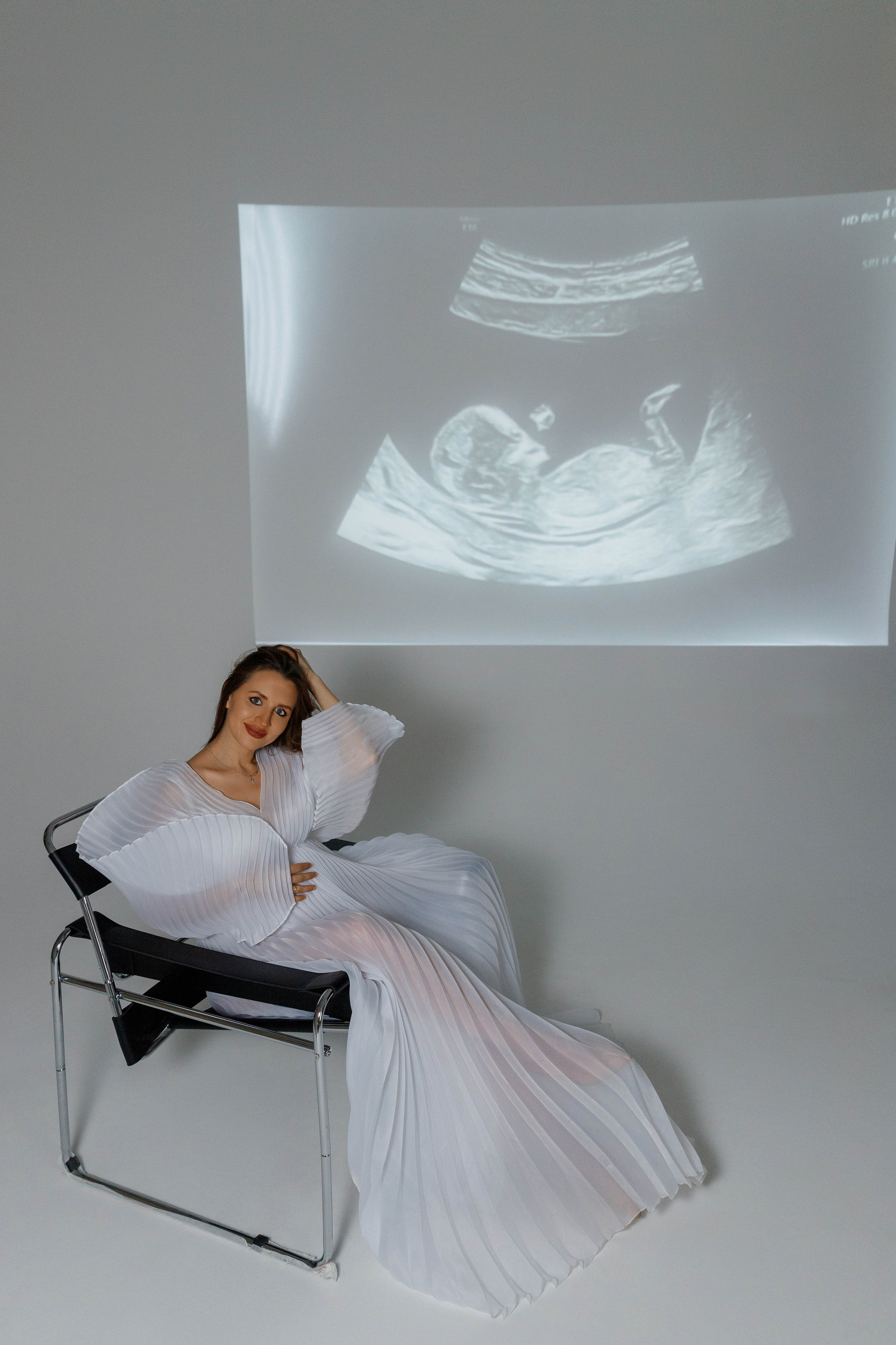 Фотосессия беременности в студии с проектором. Фотограф Александра Сыщенко