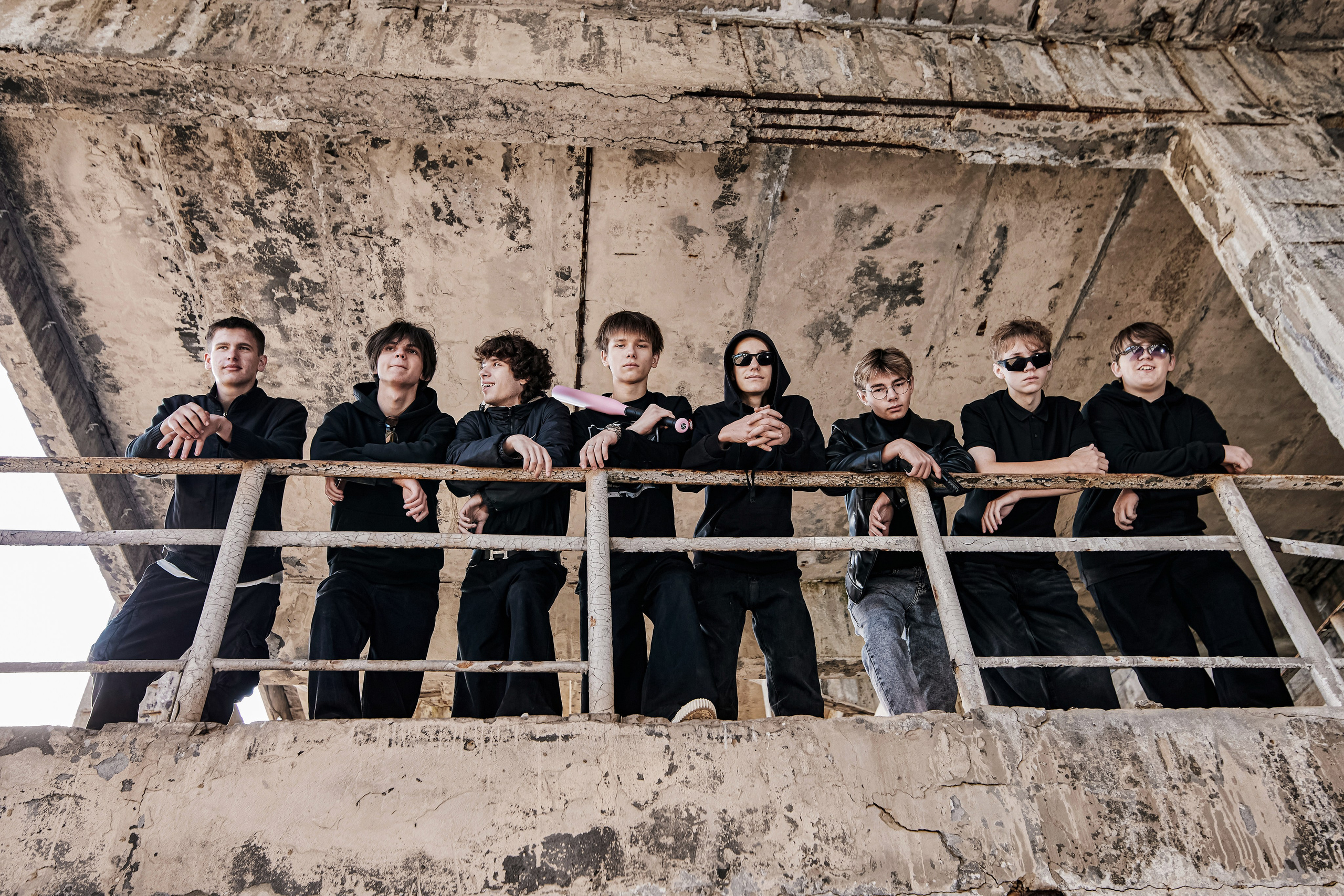 ШКОЛЬНИКИ. ВОЗЛЕ ПАРКА ЩЕРБАКОВА. Фотограф Татаринов Андрей (Донецк / Макеевка)