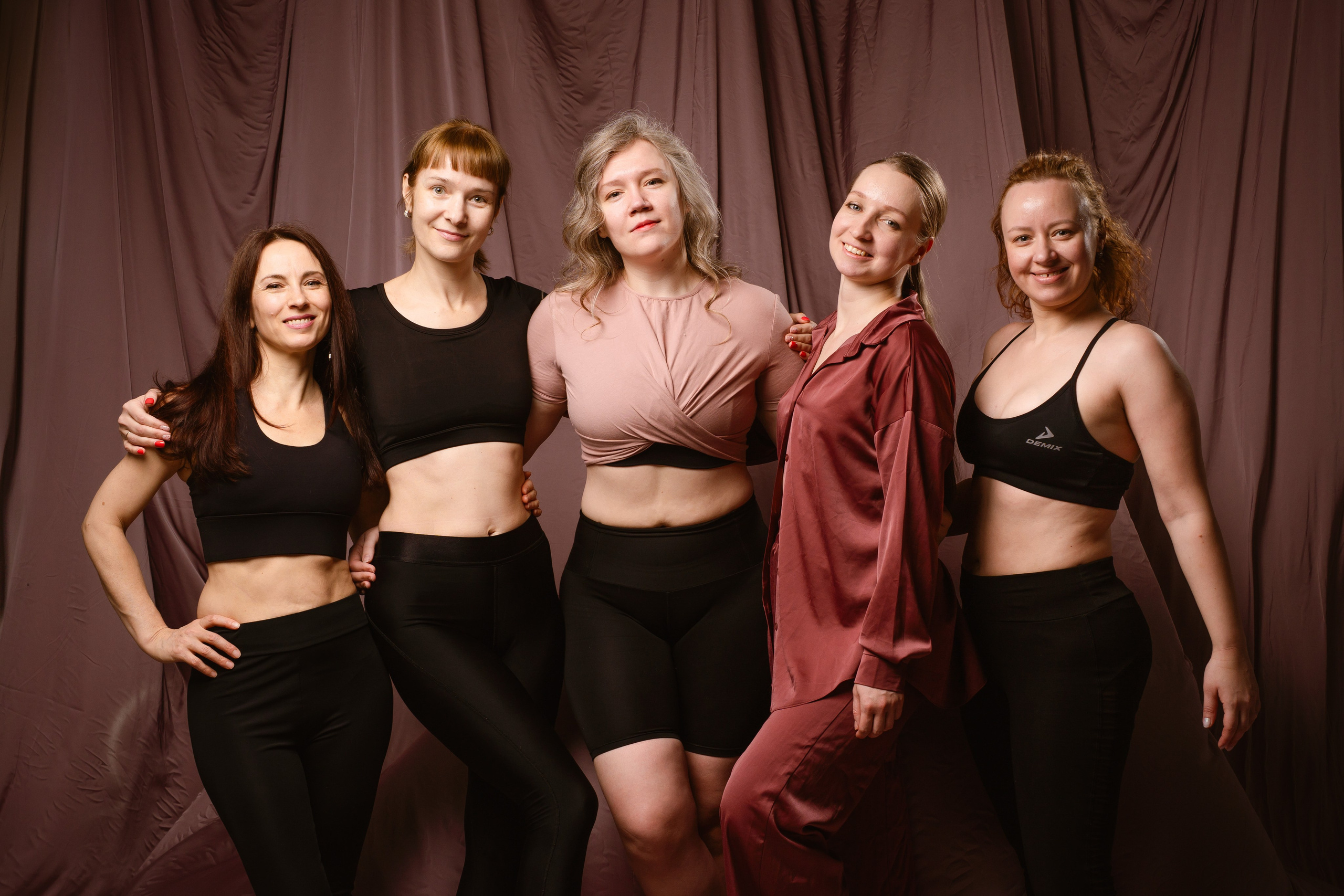 Фотосессия Акройогов с развевающейся тканью. Фотограф в Томске Григорий Шаповалов