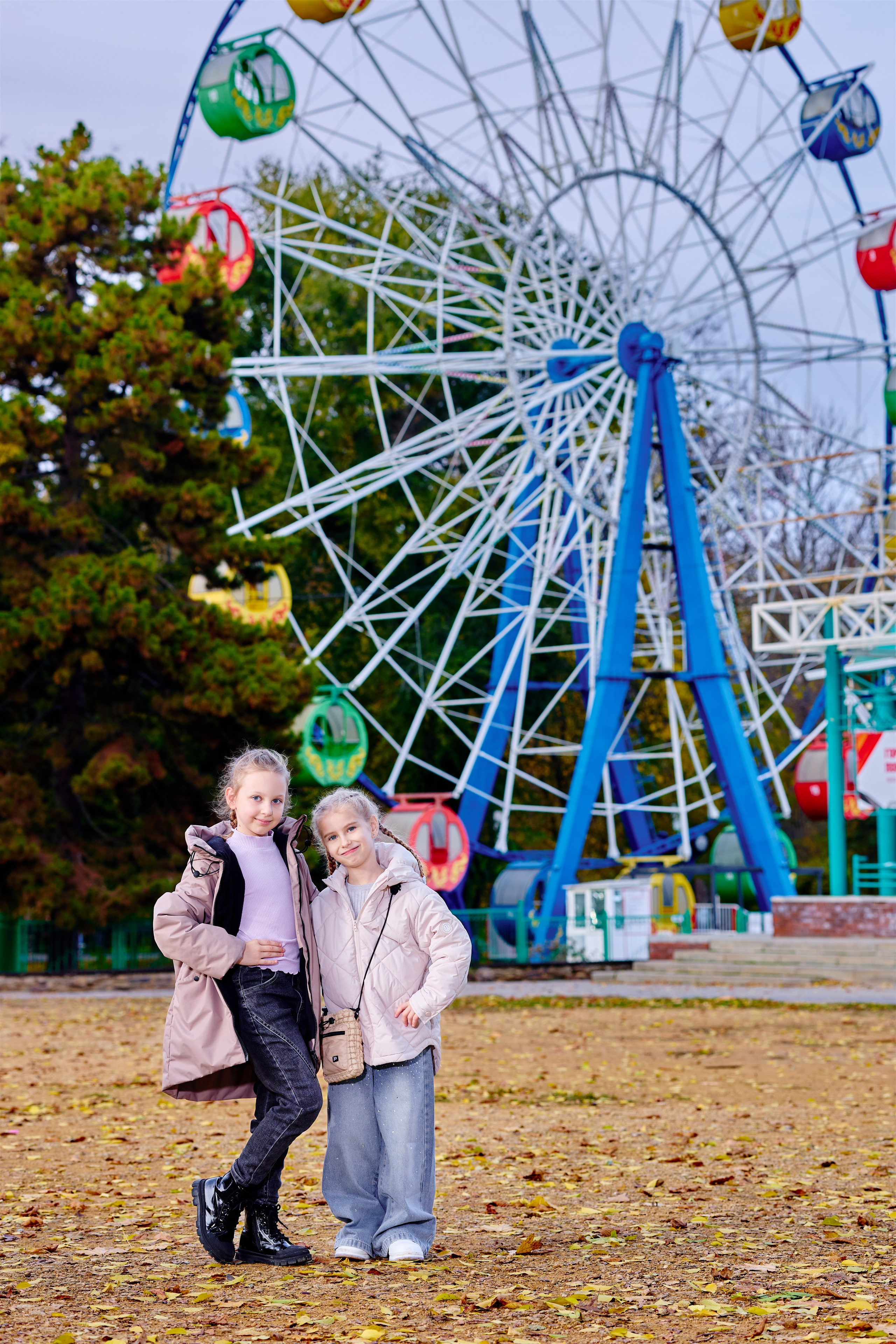 Прогулка в парке классом. Фотограф Выпускные альбомы Таганрог Сергей Коробченко