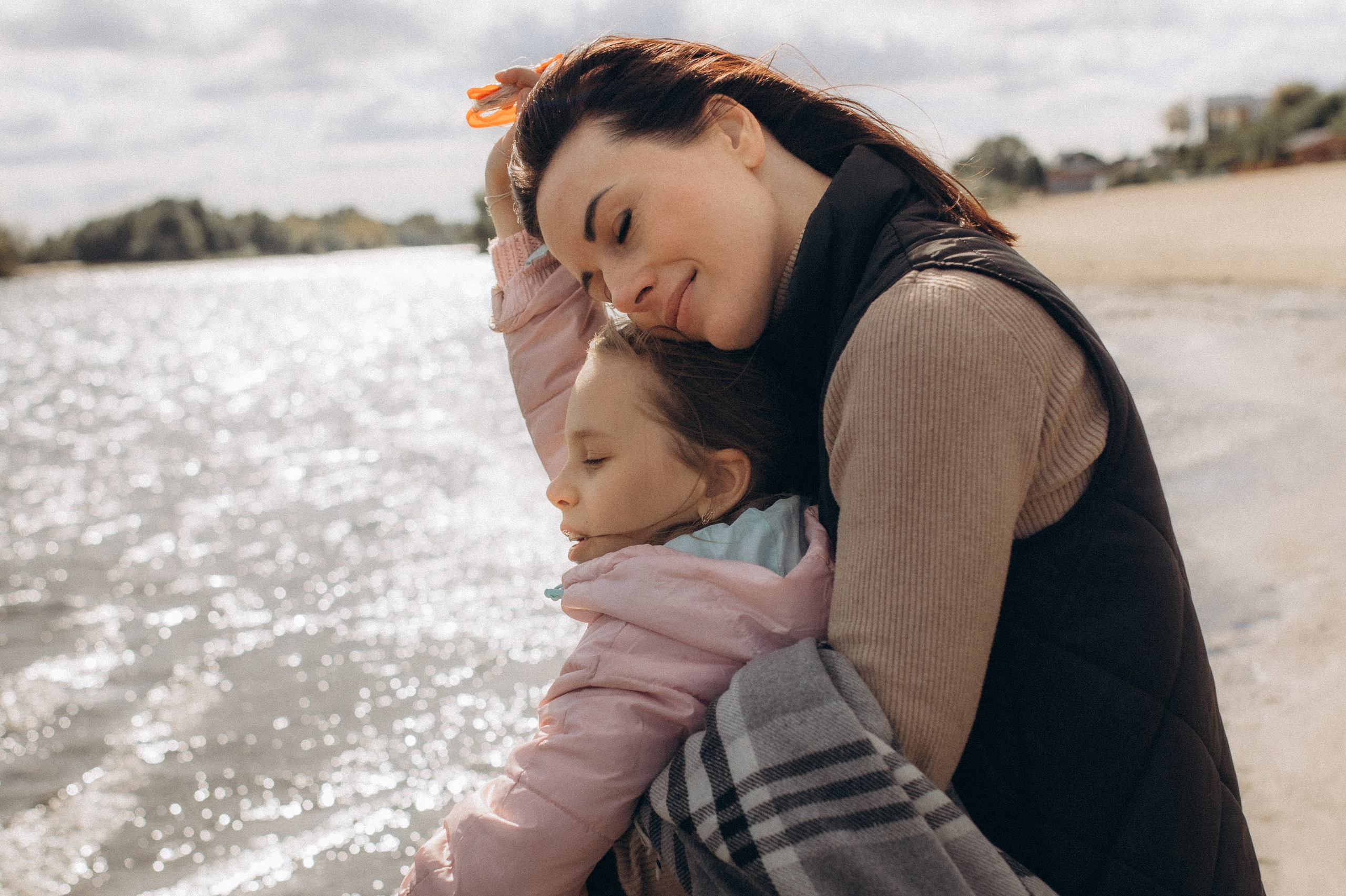 Аня с Ясей и Соней на Обском, осень. Семейный фотограф lifestyle в Новосибирске Елена Шпилевая