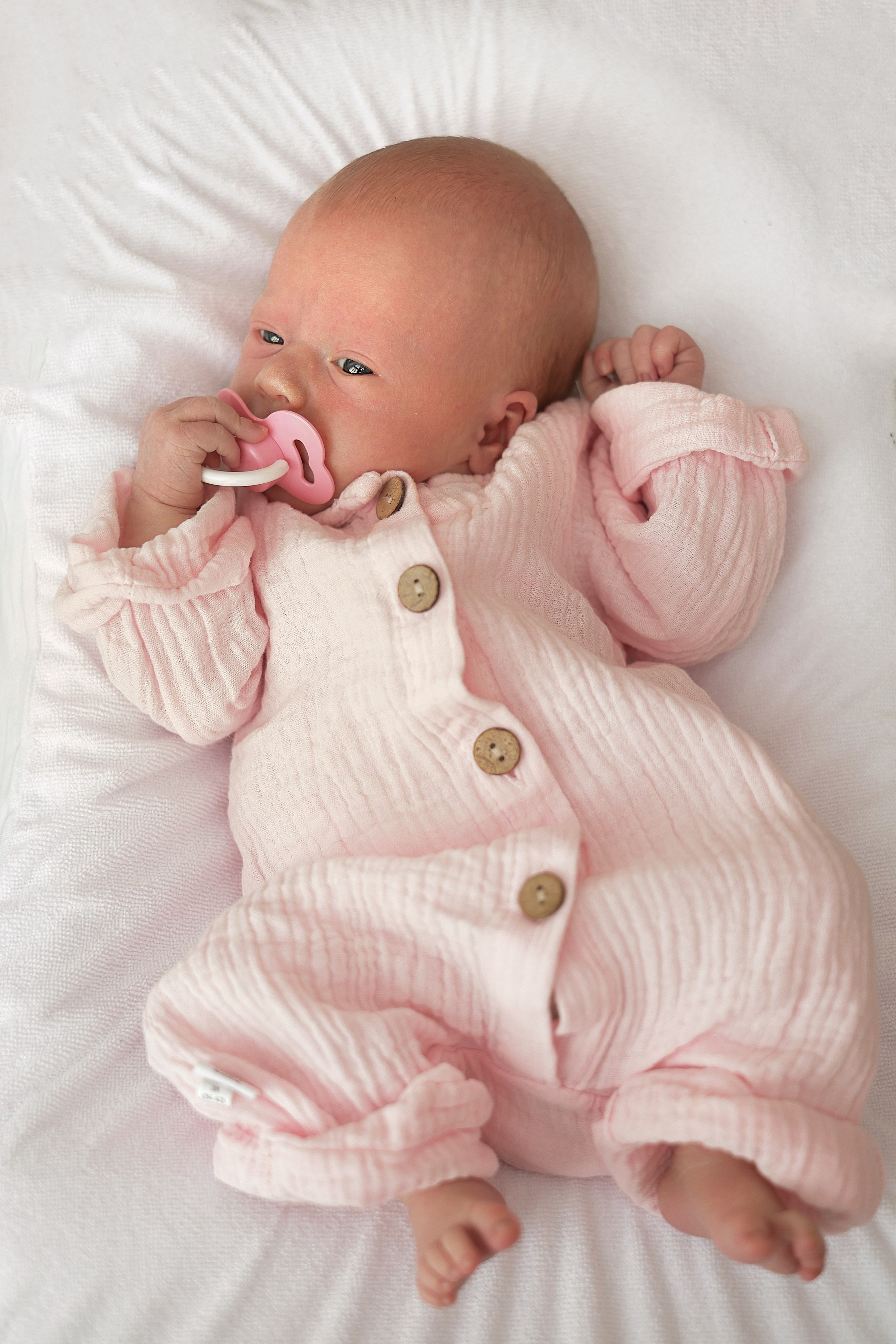 Съемка в стиле ньюборн с мамой. Фотосъемка выписки из роддома в Москве, заказать фотографа на выписку ньюборн съемка в роддоме newborn фотограф в Юдино