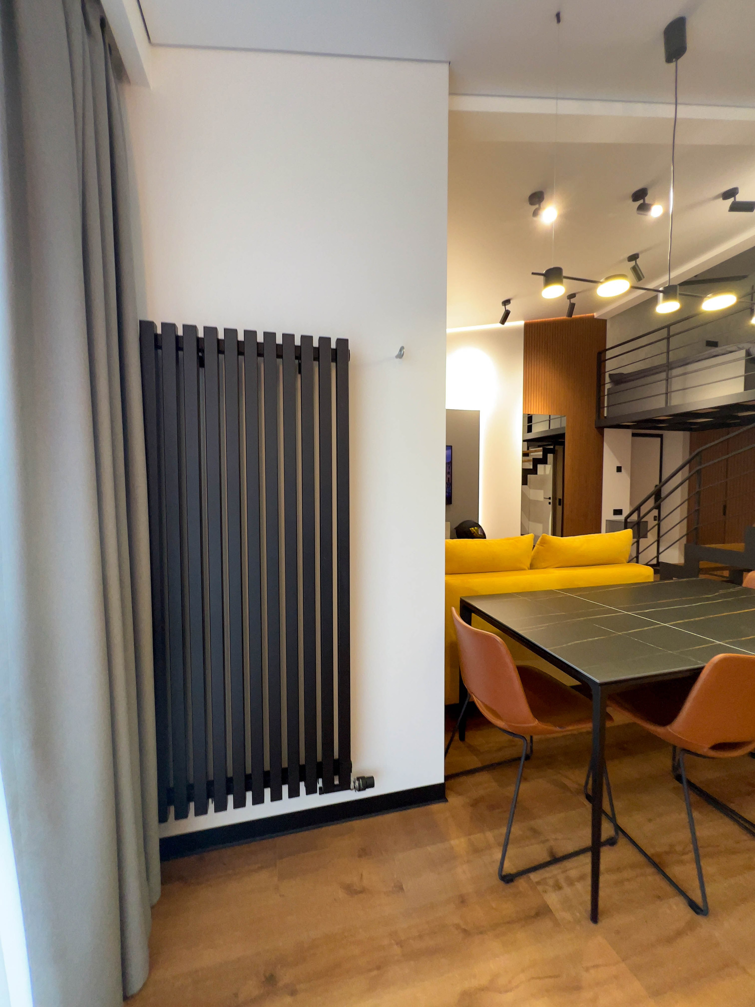 The apartment is on two levels. Fotograf Dmitrii Donets