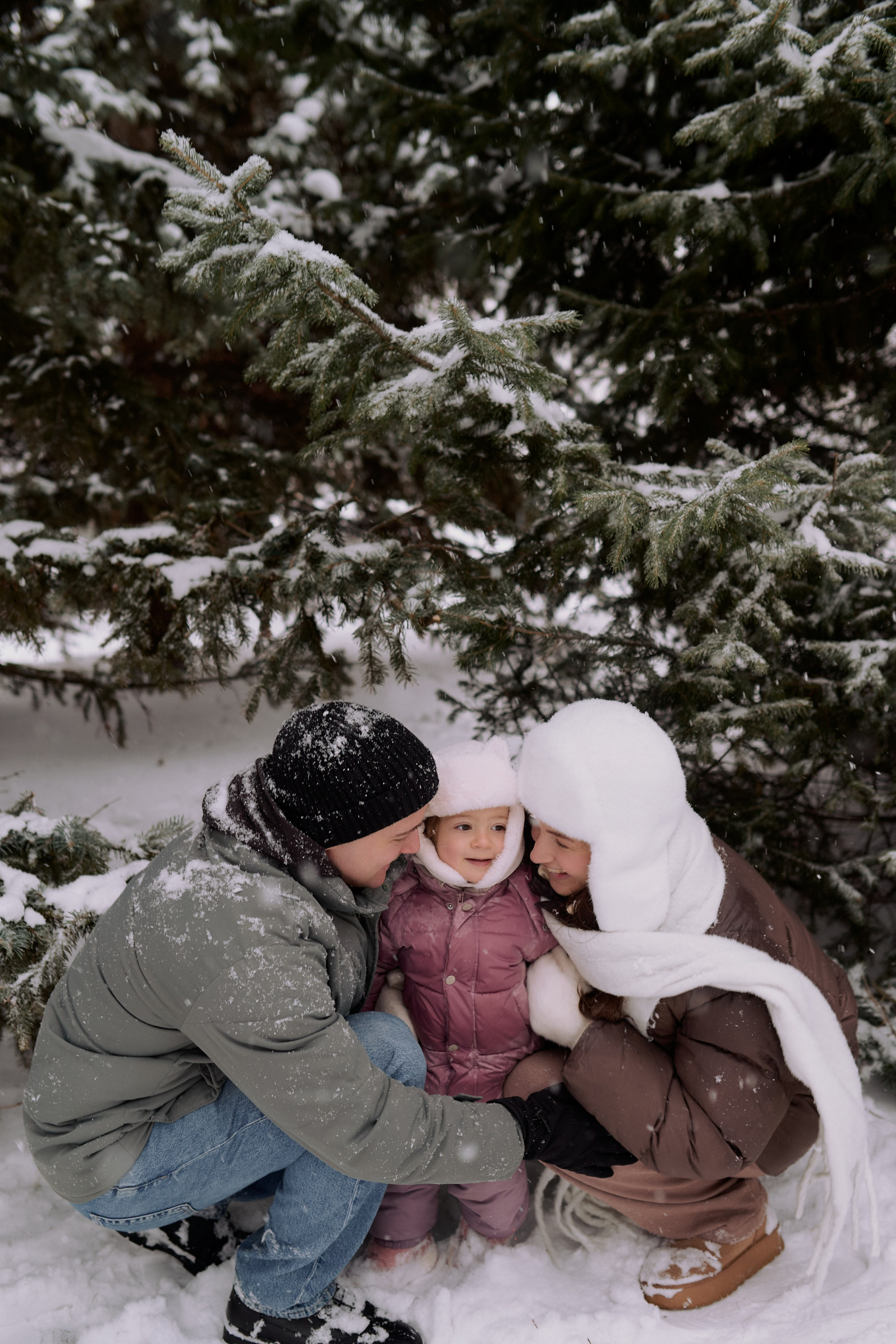 Андрей, Леся и Василиса в снежном парке. Семейный и свадебный lifestyle-фотограф в Москве Мария Петрова