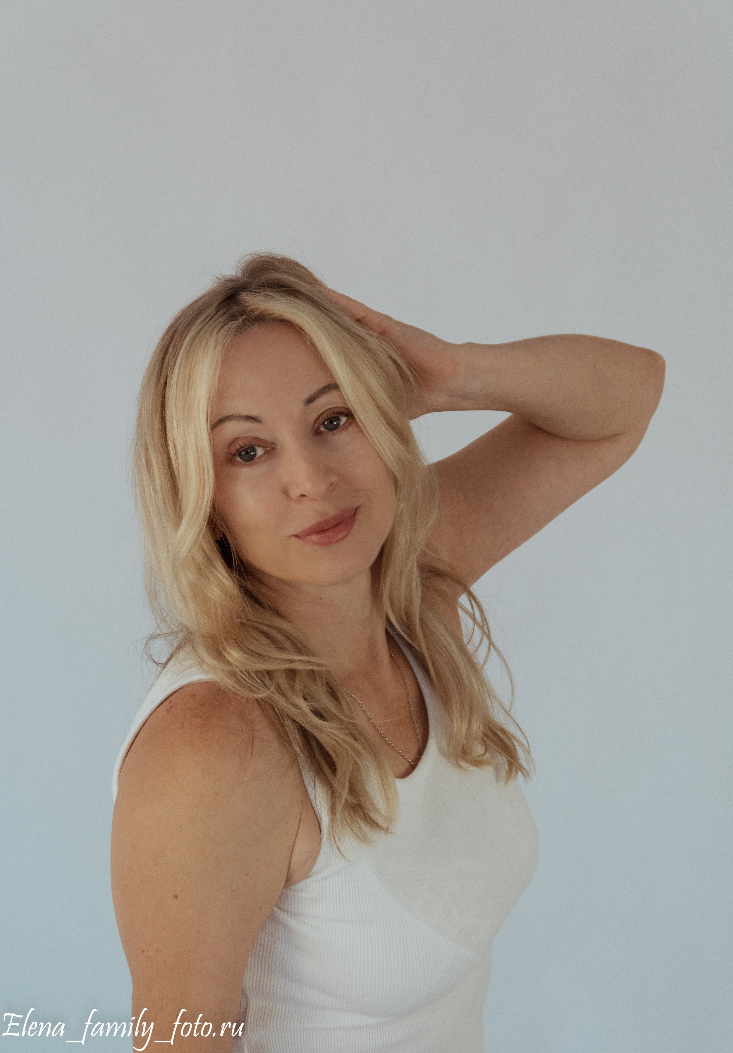 Студийный белый. Елена Волкова семейный фотограф в станице Гостагаевской города-курорта Анапа