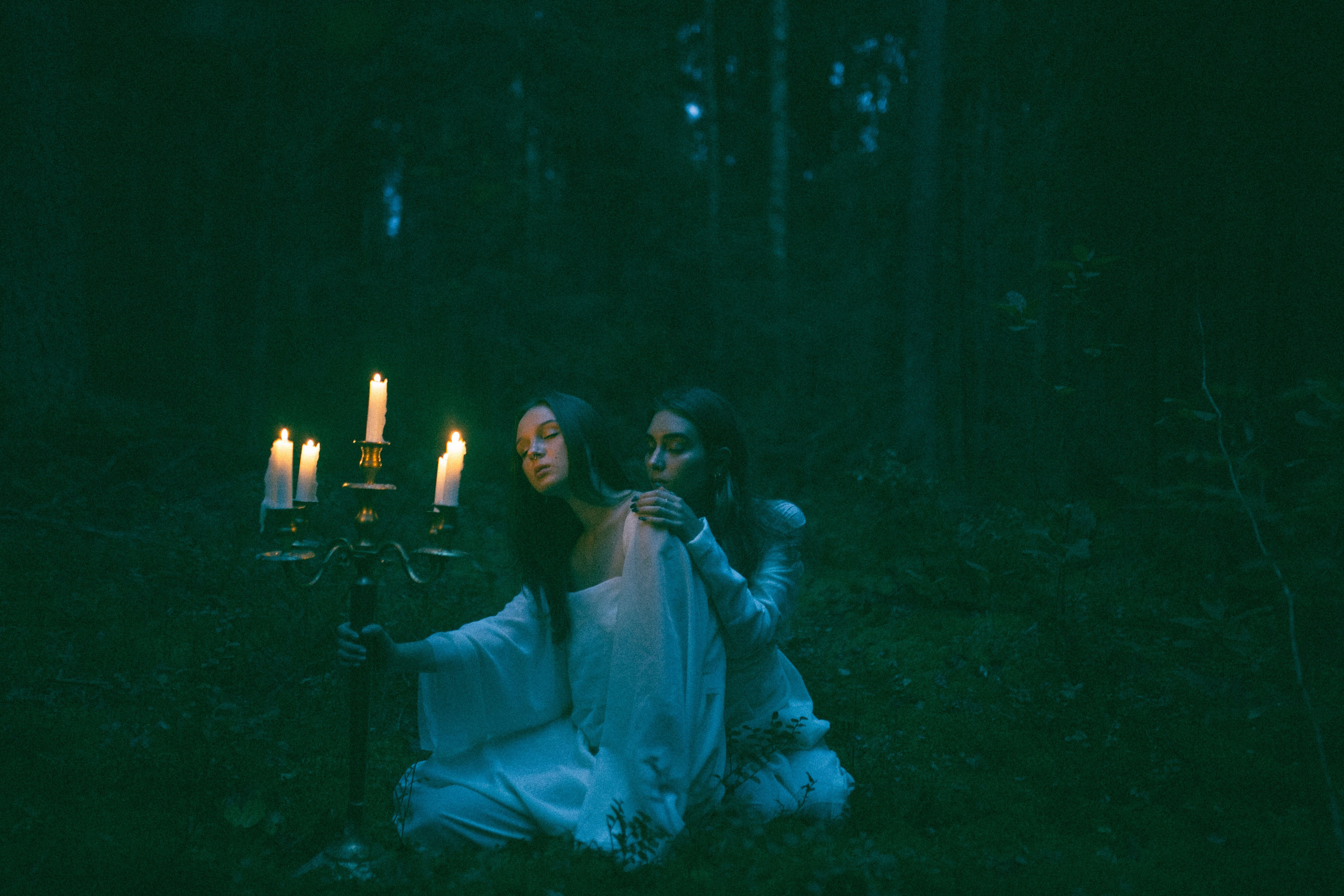 Две девушки в темном лесу