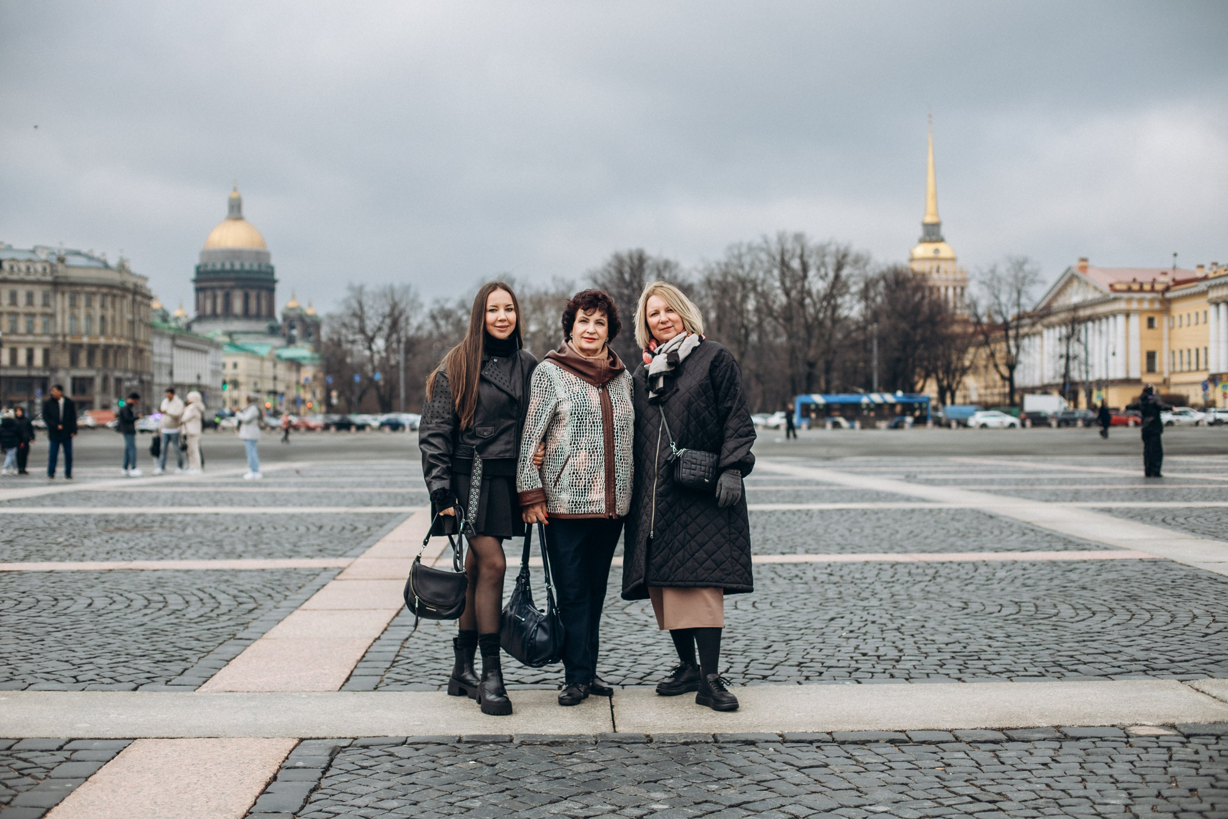 Анна с семьей в марте. Фотопрогулка в Петербурге. Индивидуальный и семейный фотограф в Санкт-Петербурге