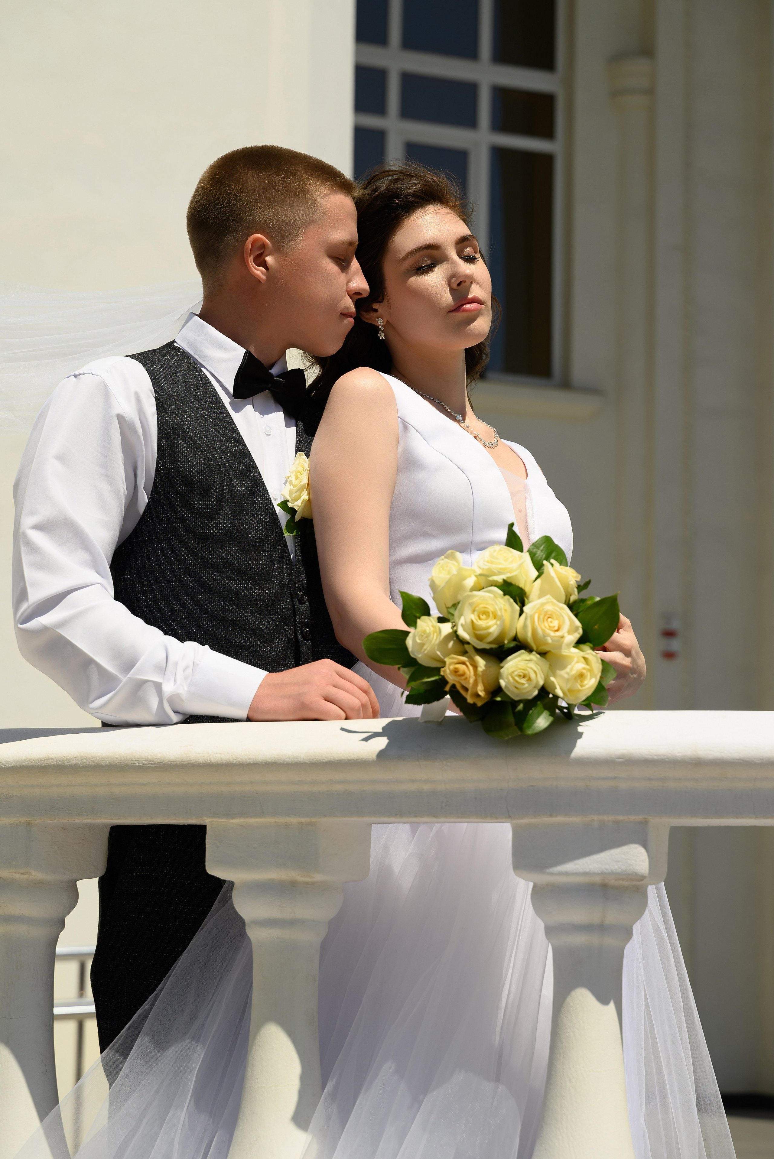 Жених и невеста у Екатерининского дворца.