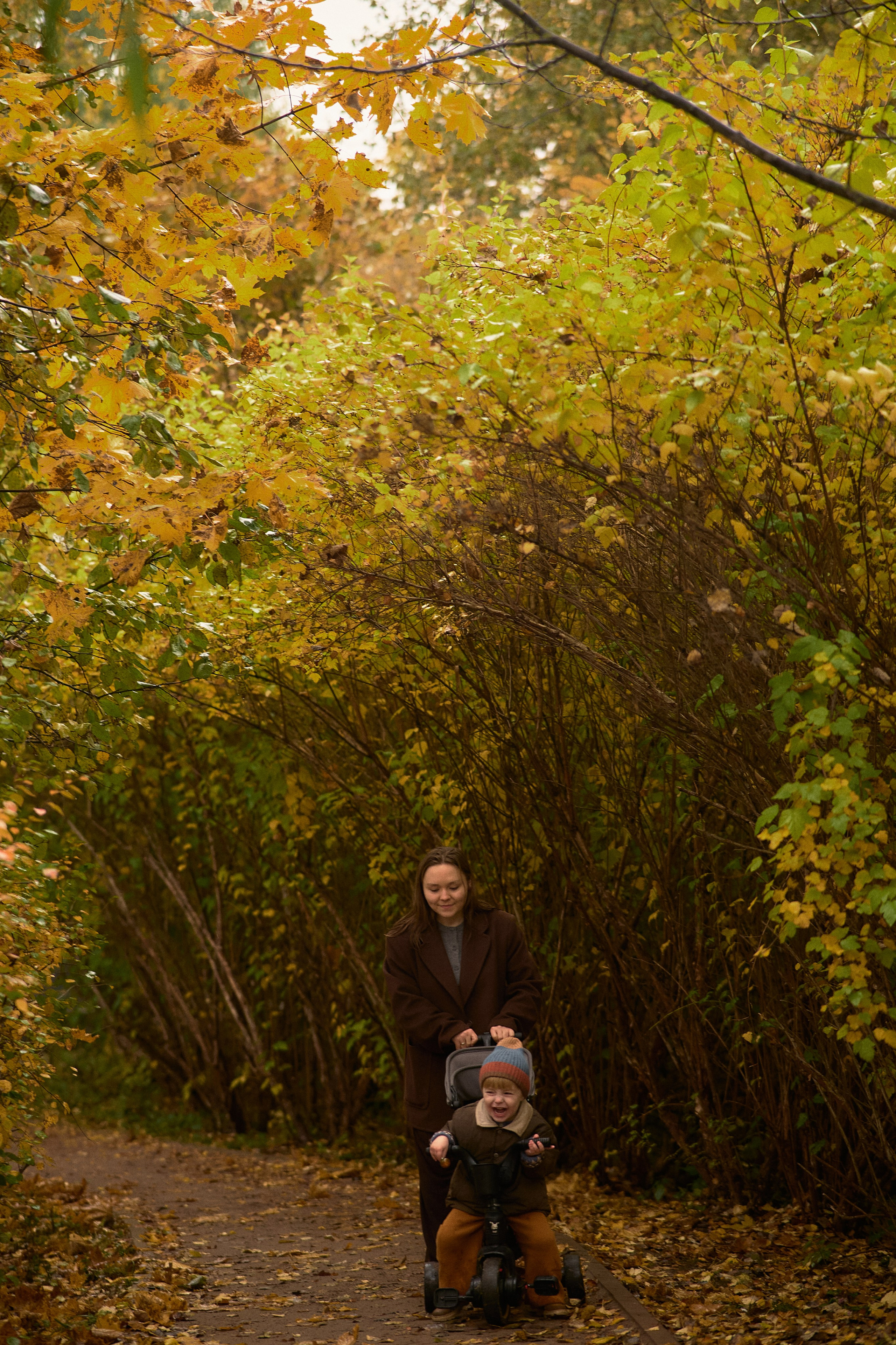Света и Илюша под дождём. Семейный и свадебный lifestyle-фотограф в Москве Мария Петрова