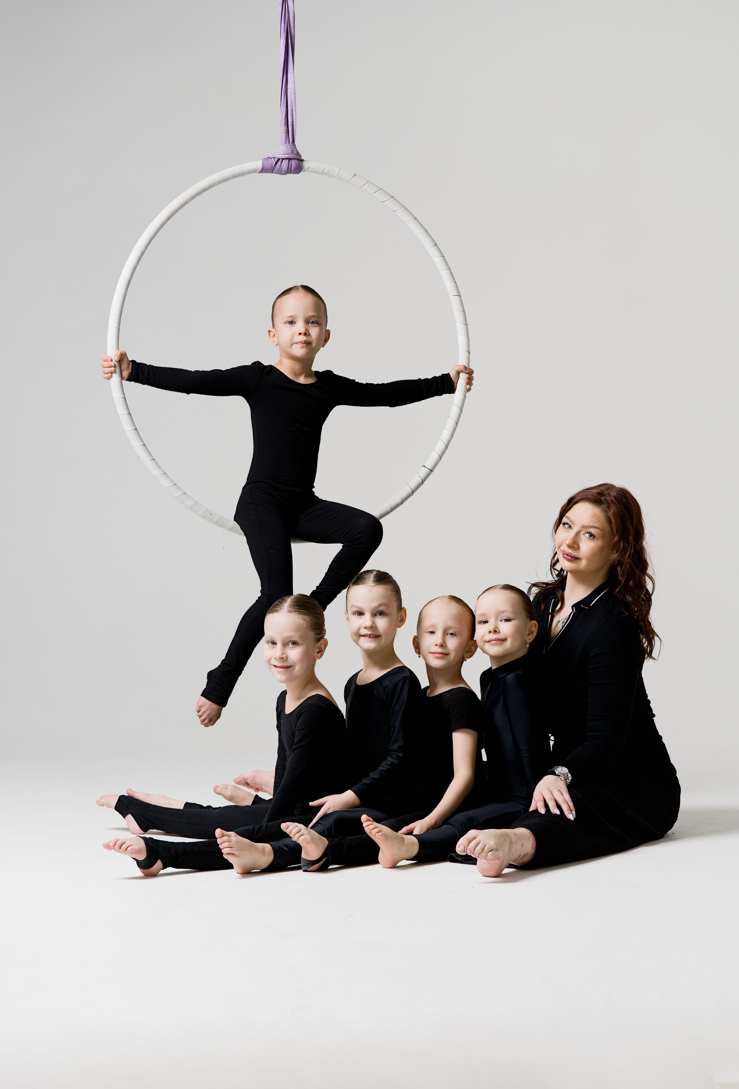 Творческий процесс в спортивной школе: тренер и юные атлеты в единой художественной композиции