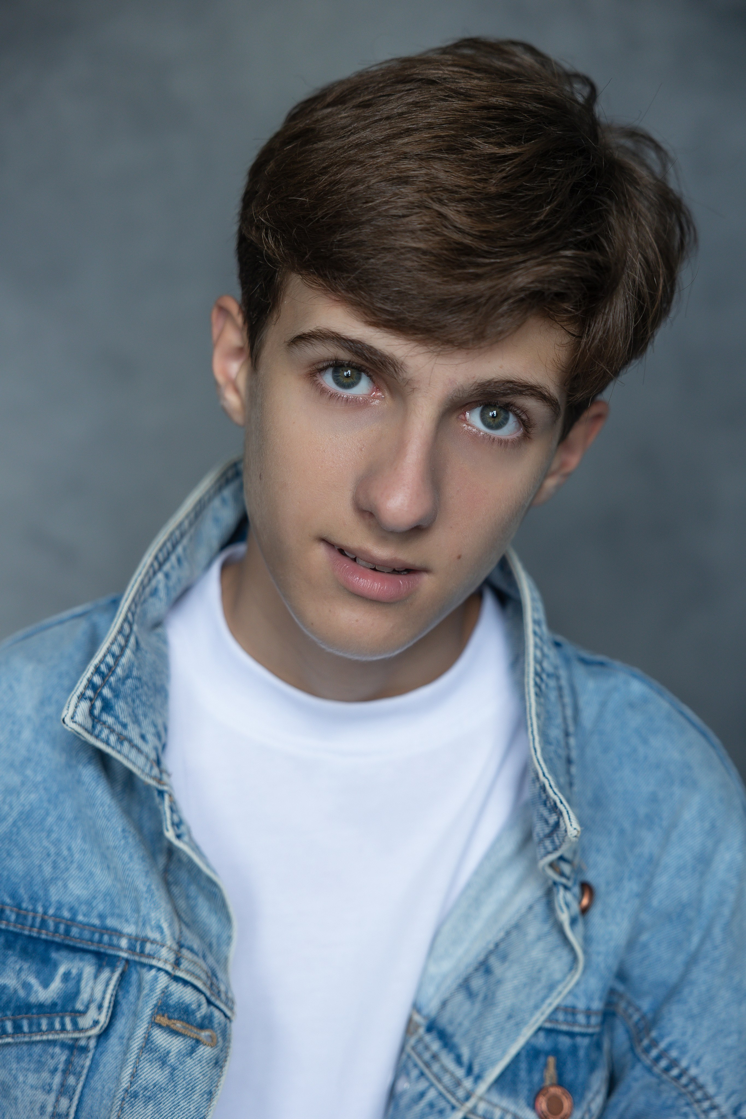 АРТЁМ. Я фотограф из Москвы к Вашим услугам