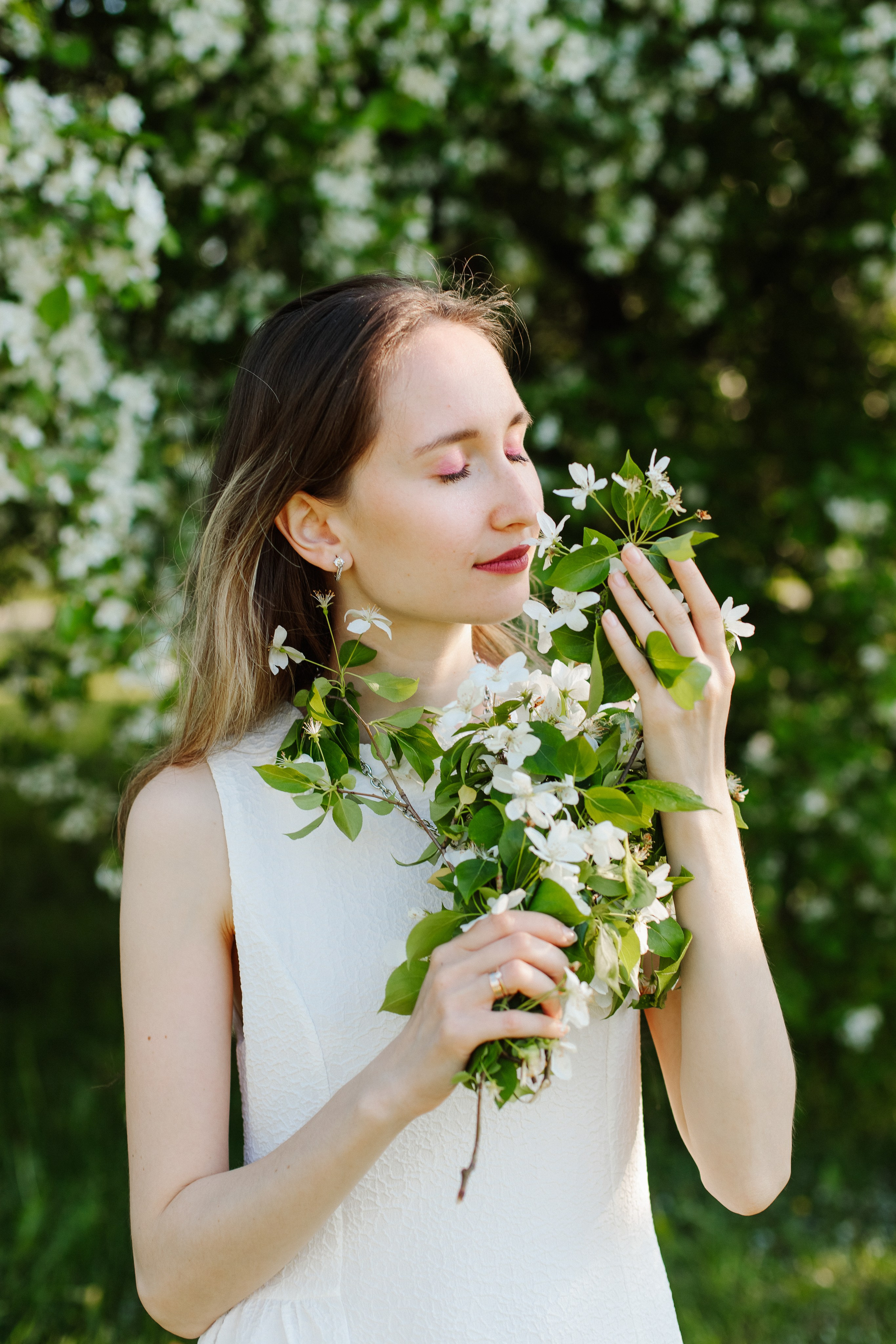 Женская фотосессия в цветении. Контентный фотограф в Перми Натали Кытманова