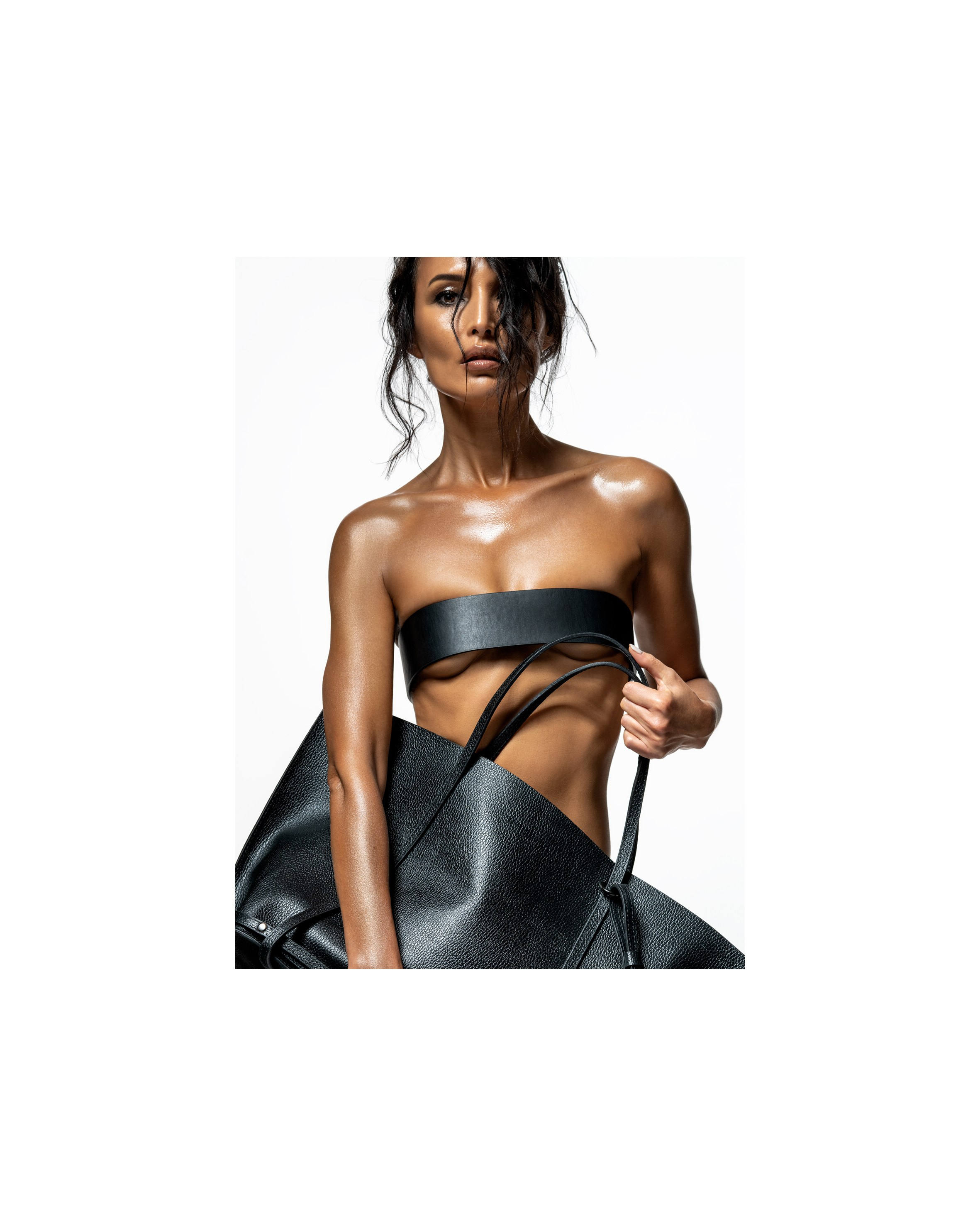 предметная fashion съёмка сумки с моделью в Алматы чёрно-белый стиль акцент на аксессуар и текстуру кожи рекламная фотосессия