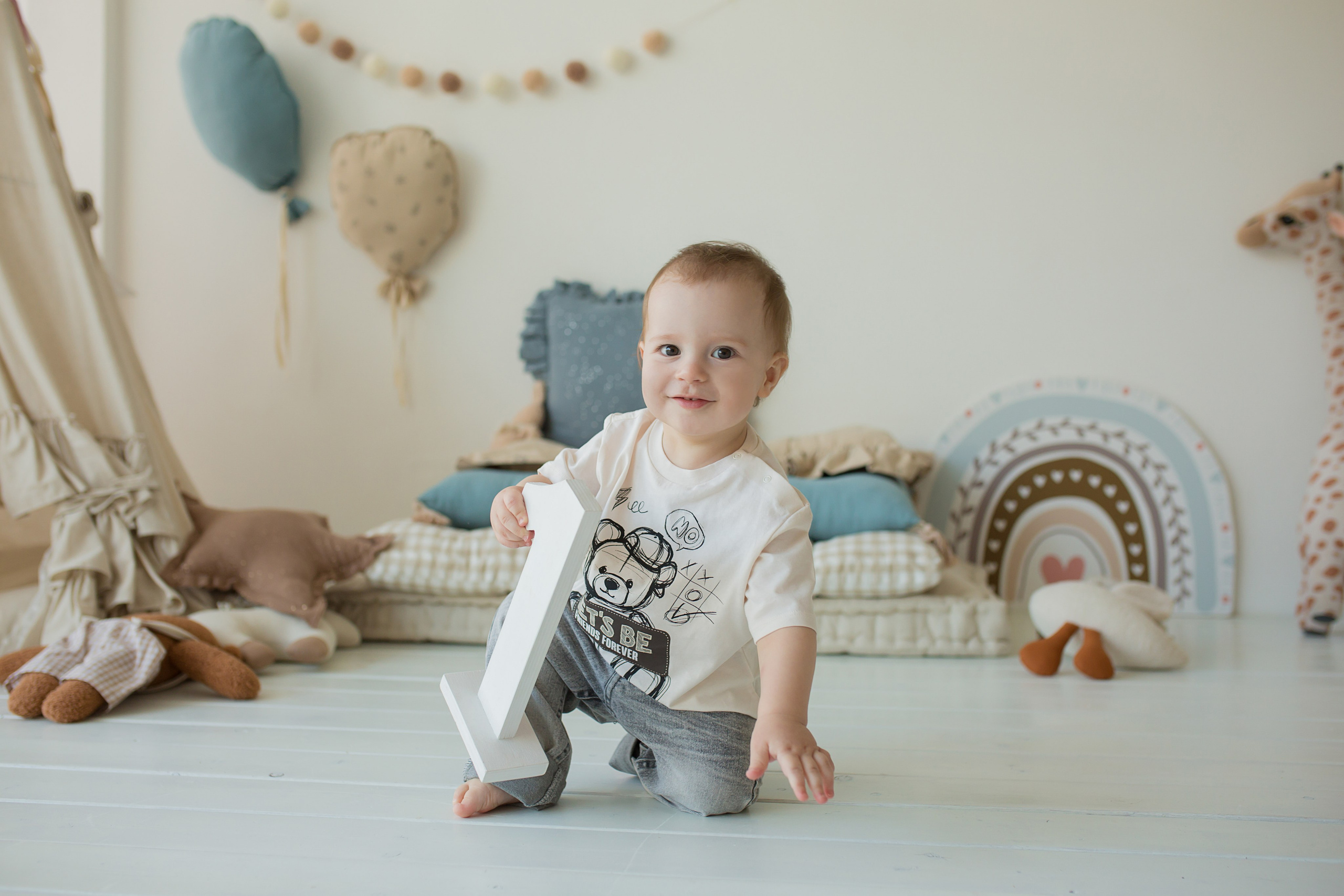 мальчик держит цифру один