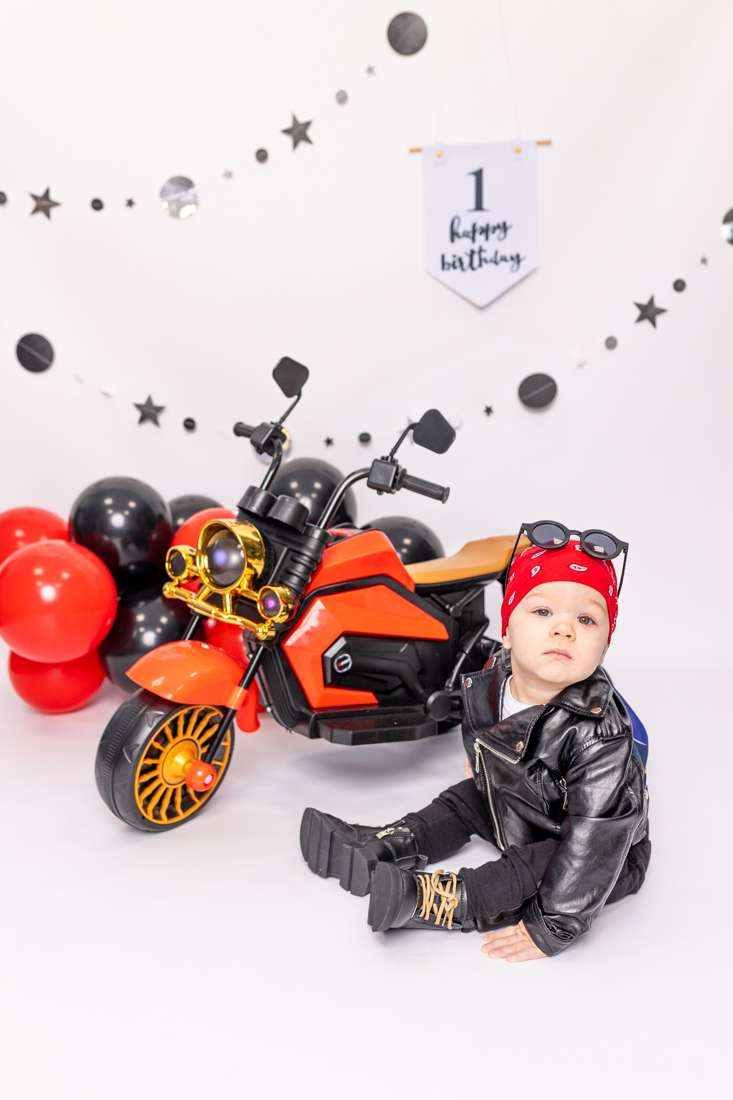 Фотозона с мотоциклом. Фотограф новорожденных. Детский и семейный фотограф Марьяна Юдина
