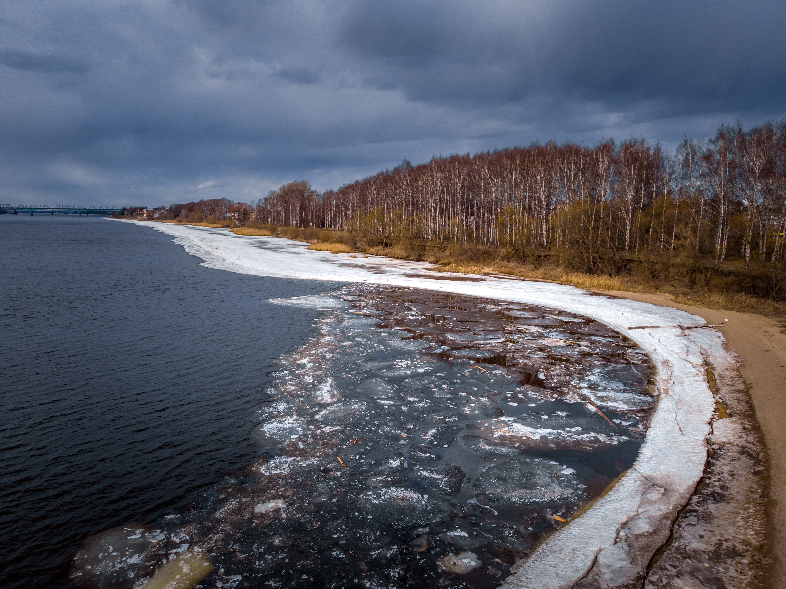 Люди купаются среди льдин, в спасательных оранжевых термо костюмах, айс флоатинг Ярославль