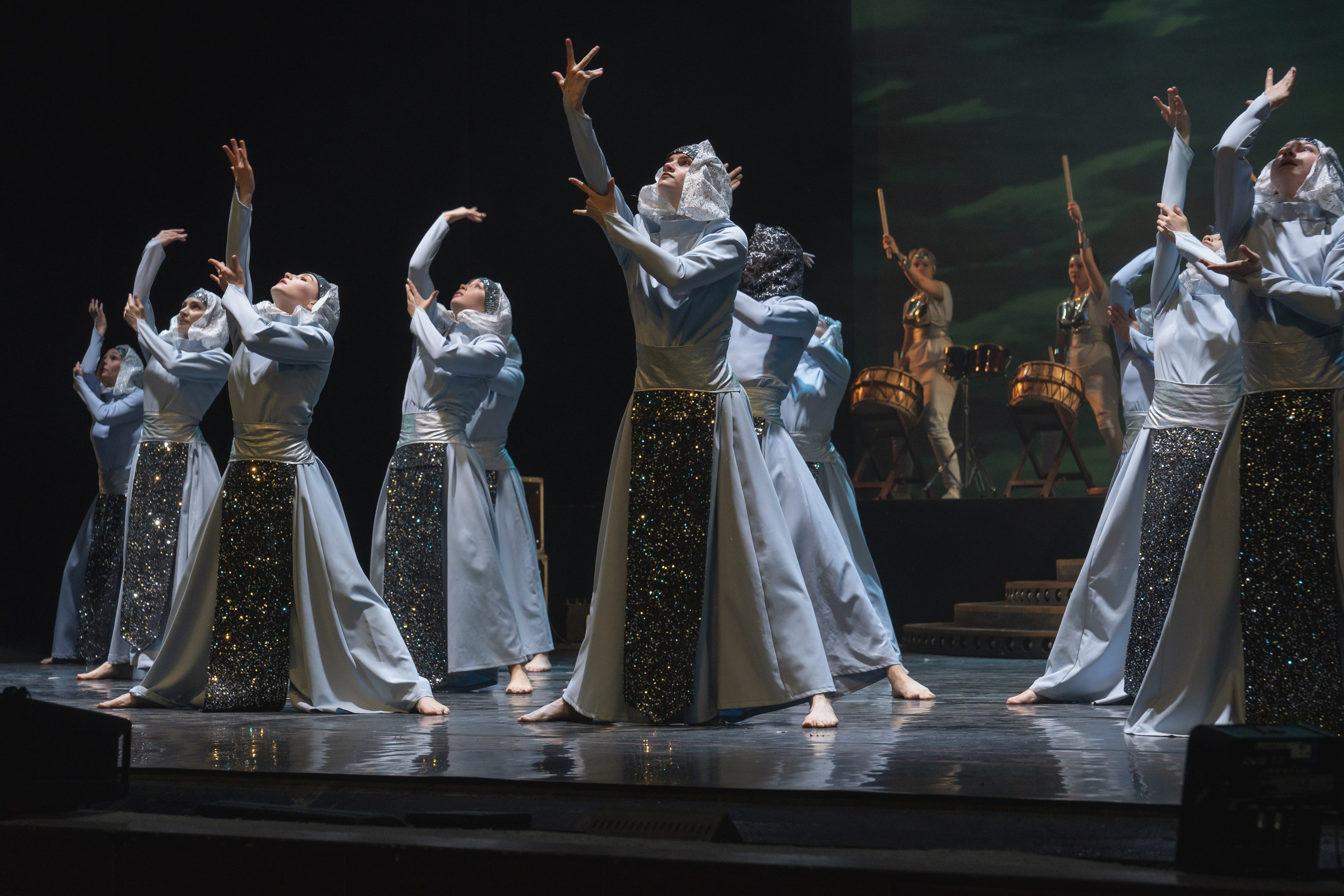 Музыкальный театр. Занимаюсь профессиональной фотографией и живу рядом с Байкалом. Работаю в разных жанрах