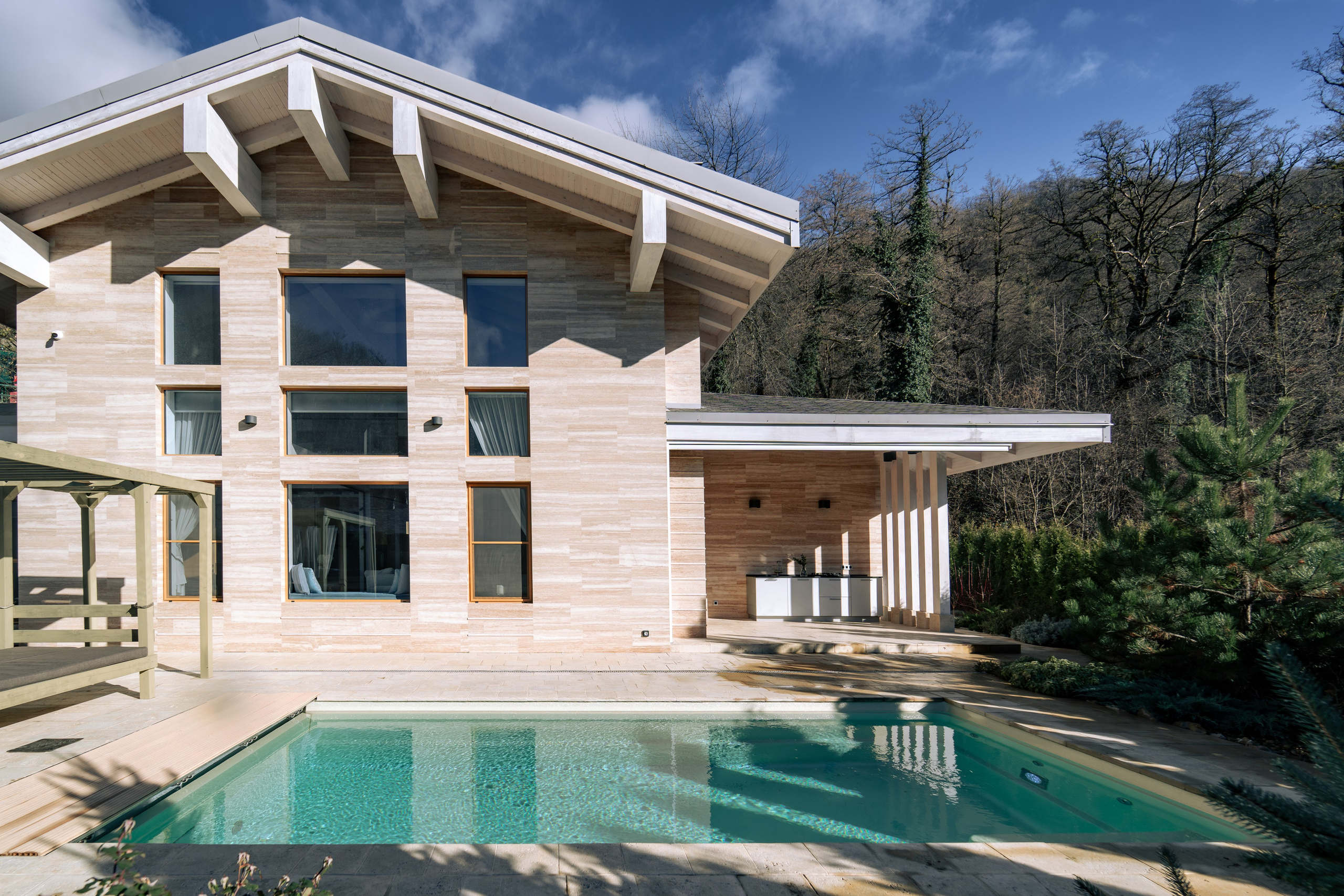 Загородный дом в стиле Шале белый — экстерьер. Репортажный фотограф в Красной Поляне и Сочи Павлюченко Екатерина