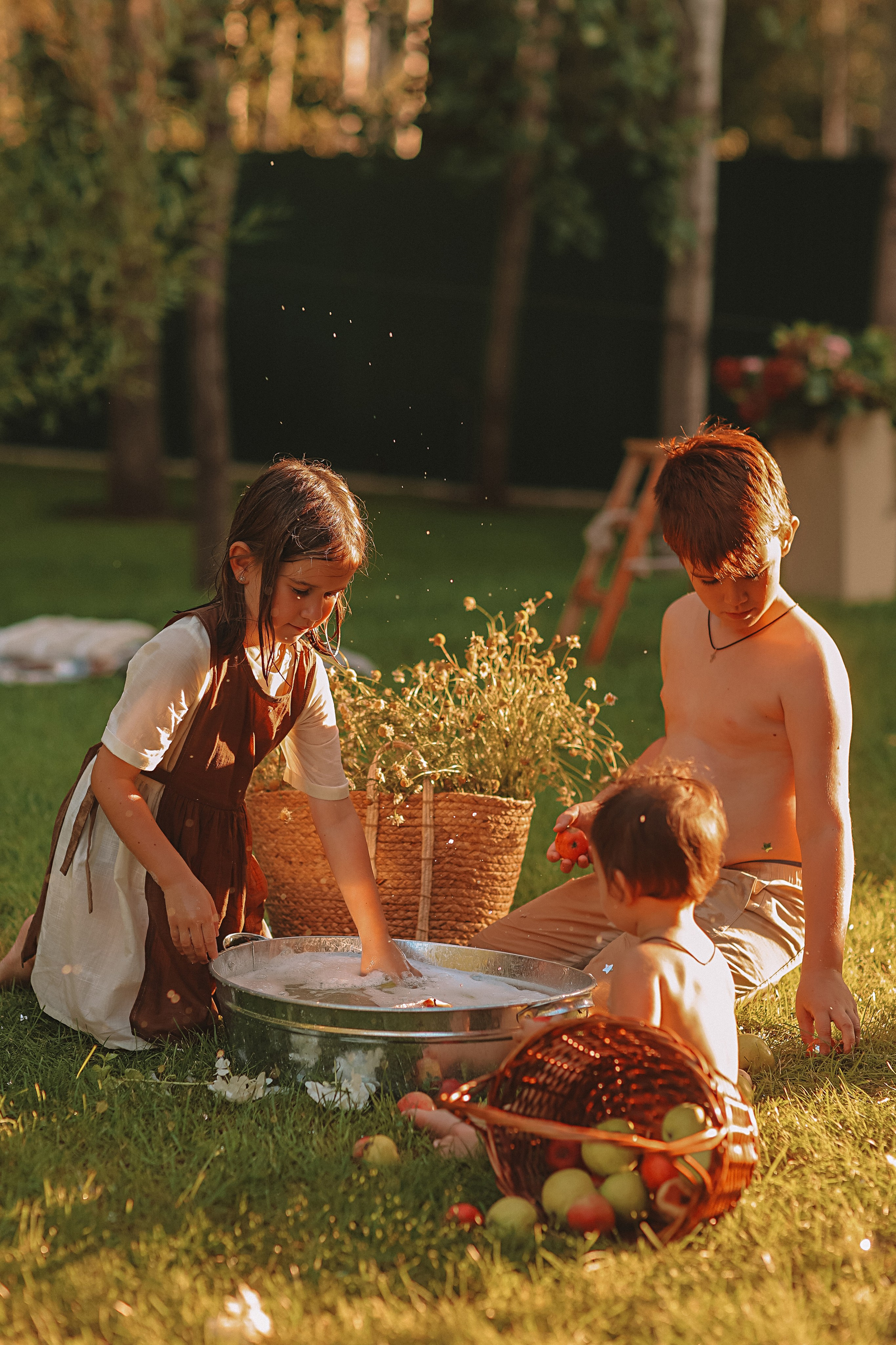 Стирка у дома. Семейный фотограф Тюмень, фотограф на роды Салмина Мария