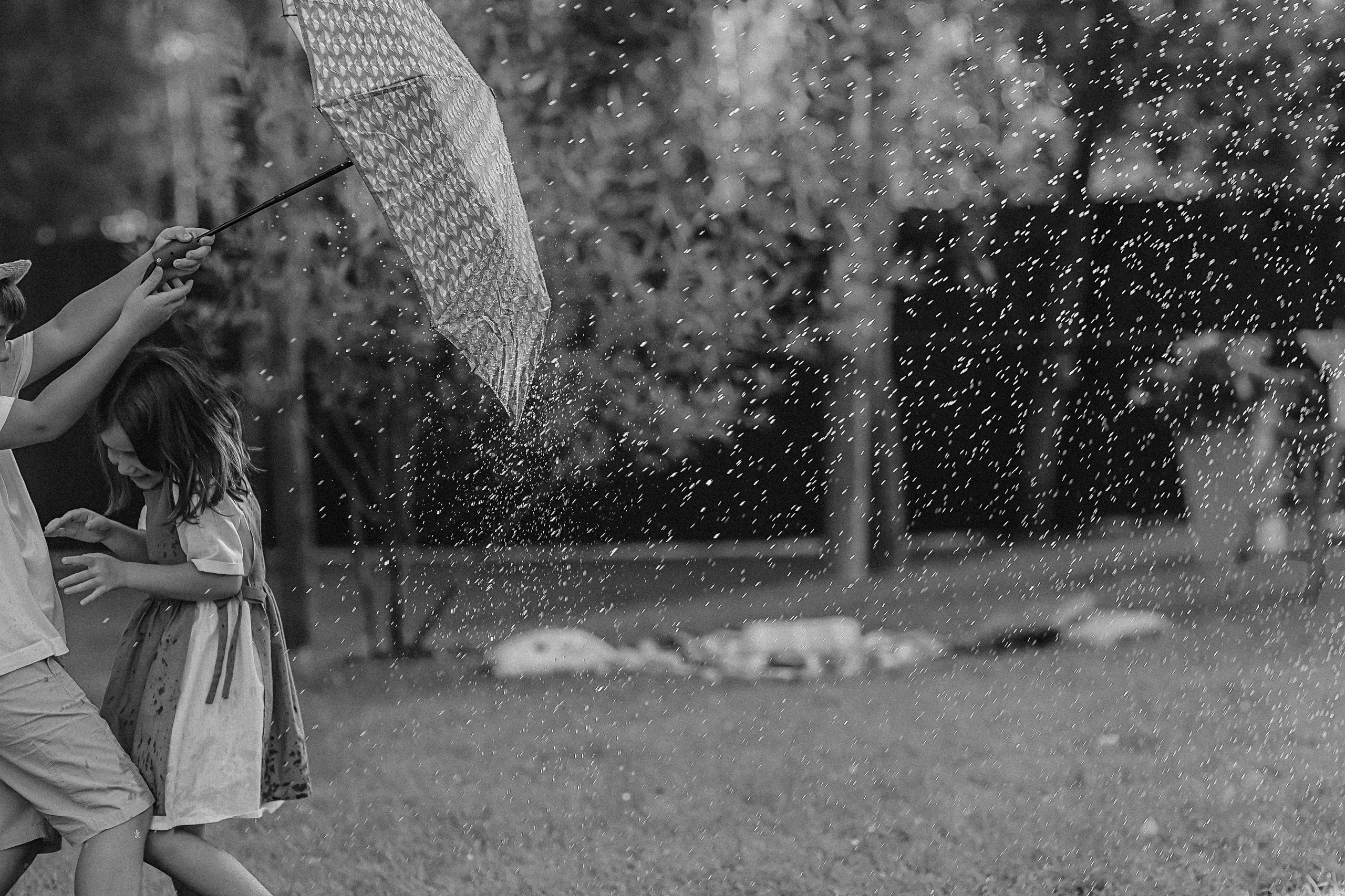 Стирка у дома. Семейный фотограф Тюмень, фотограф на роды Салмина Мария