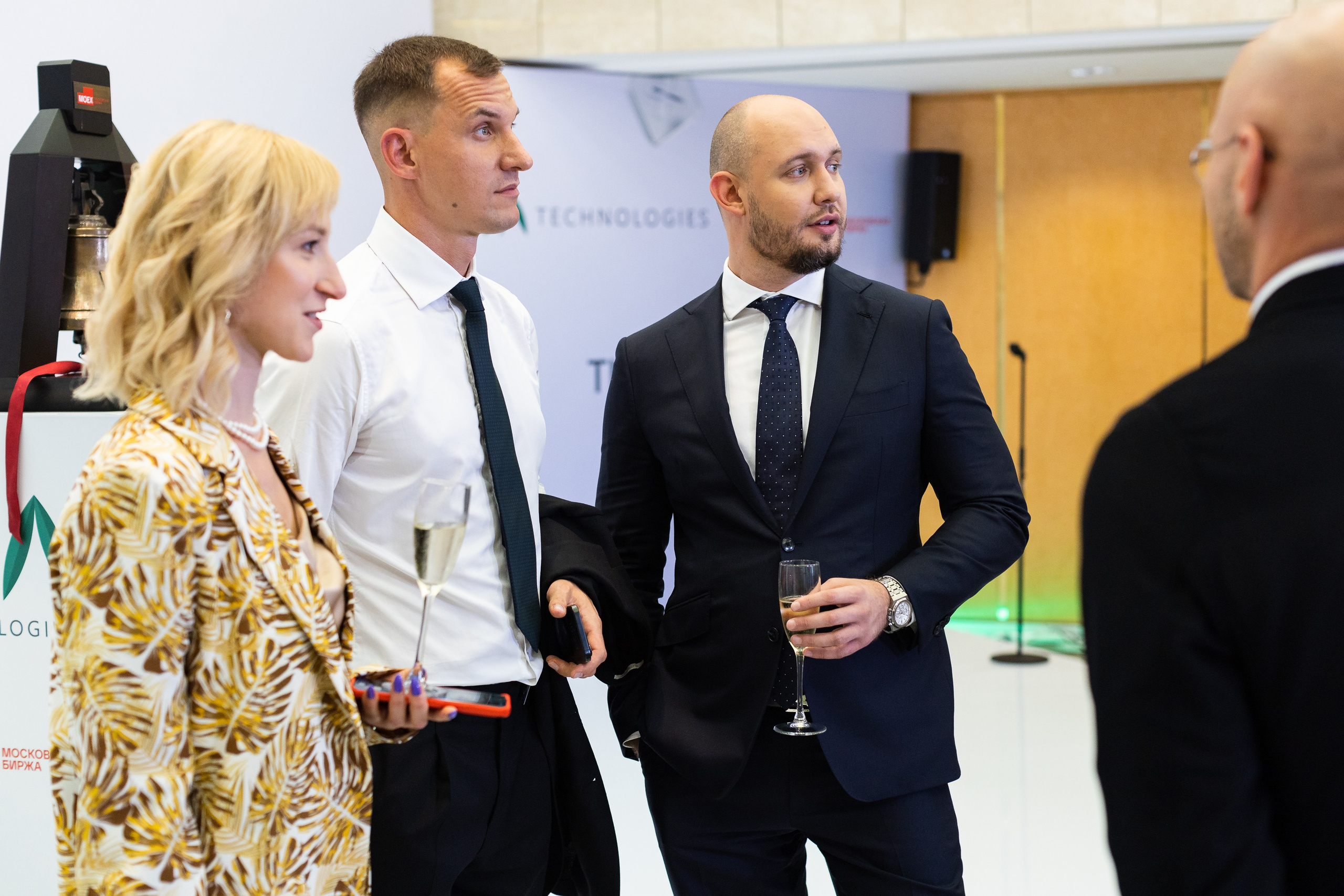 IVA на Московской бирже. Свадебный и портретный фотограф в Королёве Сергей Чихарев