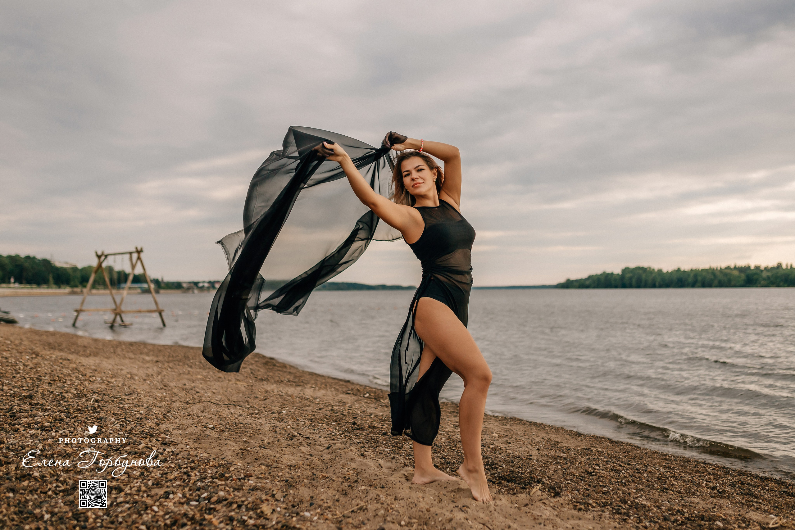 Черная серия с тканью. Набережная. Александра и Таисия. Июль 2025 г. Фотограф Пермь. Свадьбы. Семья и дети, школа, д. сад. Фотокниги