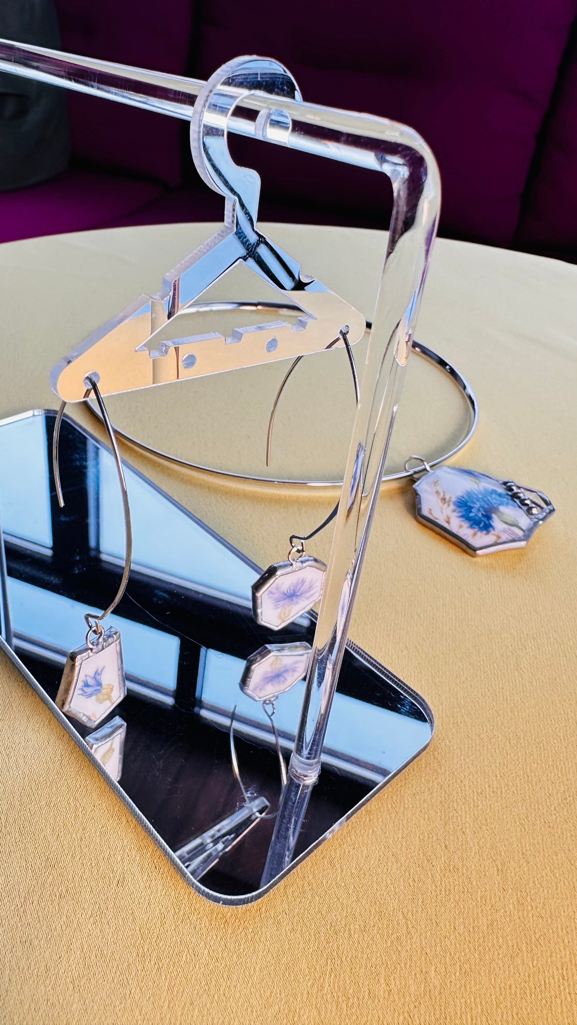 Комплект украшений — чокер с кулоном и серьги, выполненные в технике тиффани, цвет голубой, с изображением полевых цветов. Гербарий в стекле, интерьерные панно, витражи с сухоцветами в технике тиффани