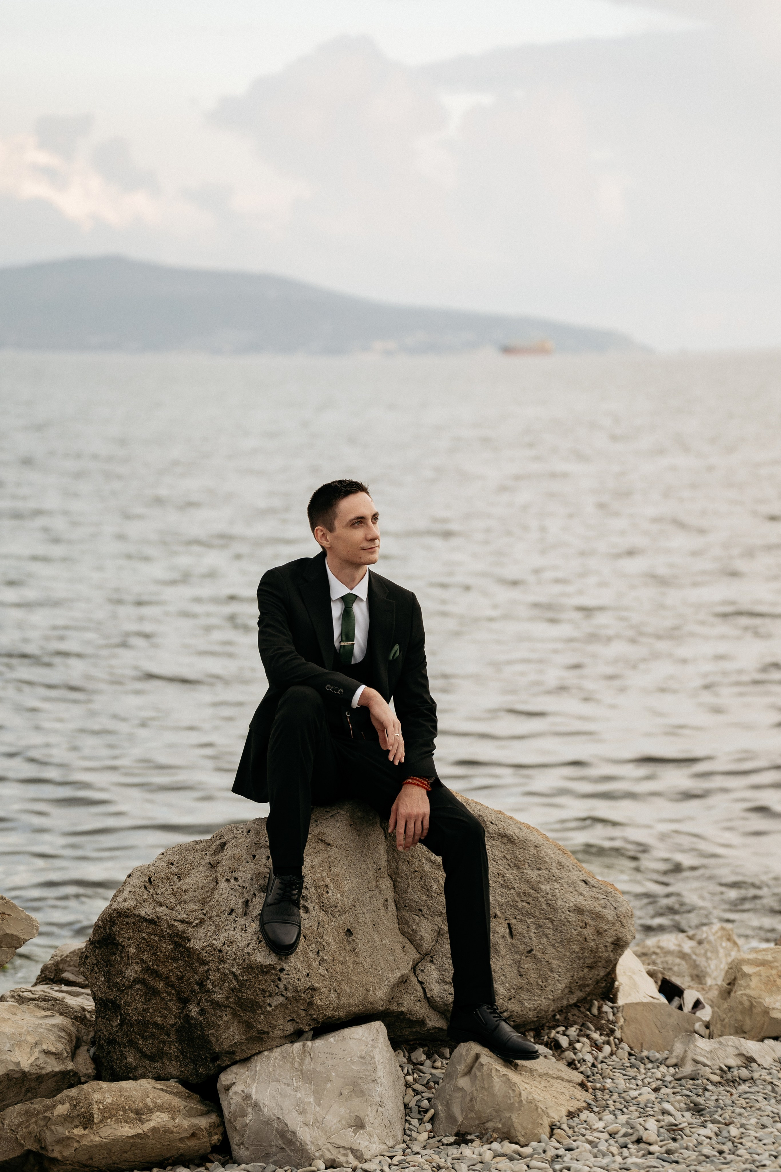 Свадебный стиль Новороссийск. Элегантный жених и невеста, их образы гармонируют с морской эстетикой.