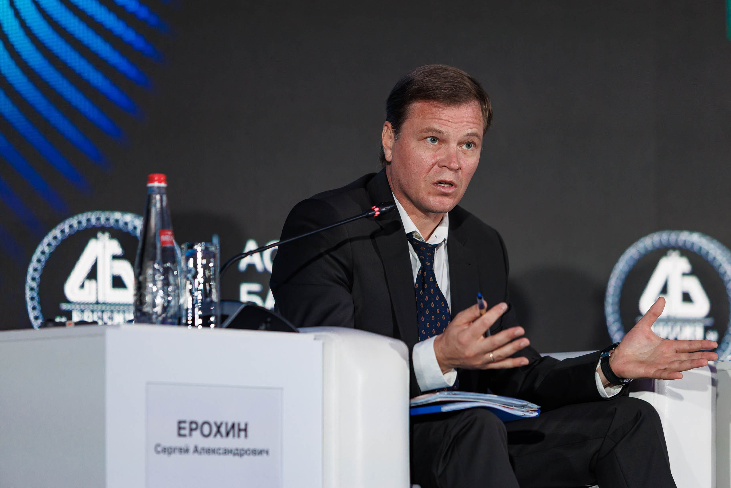 Рабочий кабинет форума, столы для переговоров, деловая атмосфера