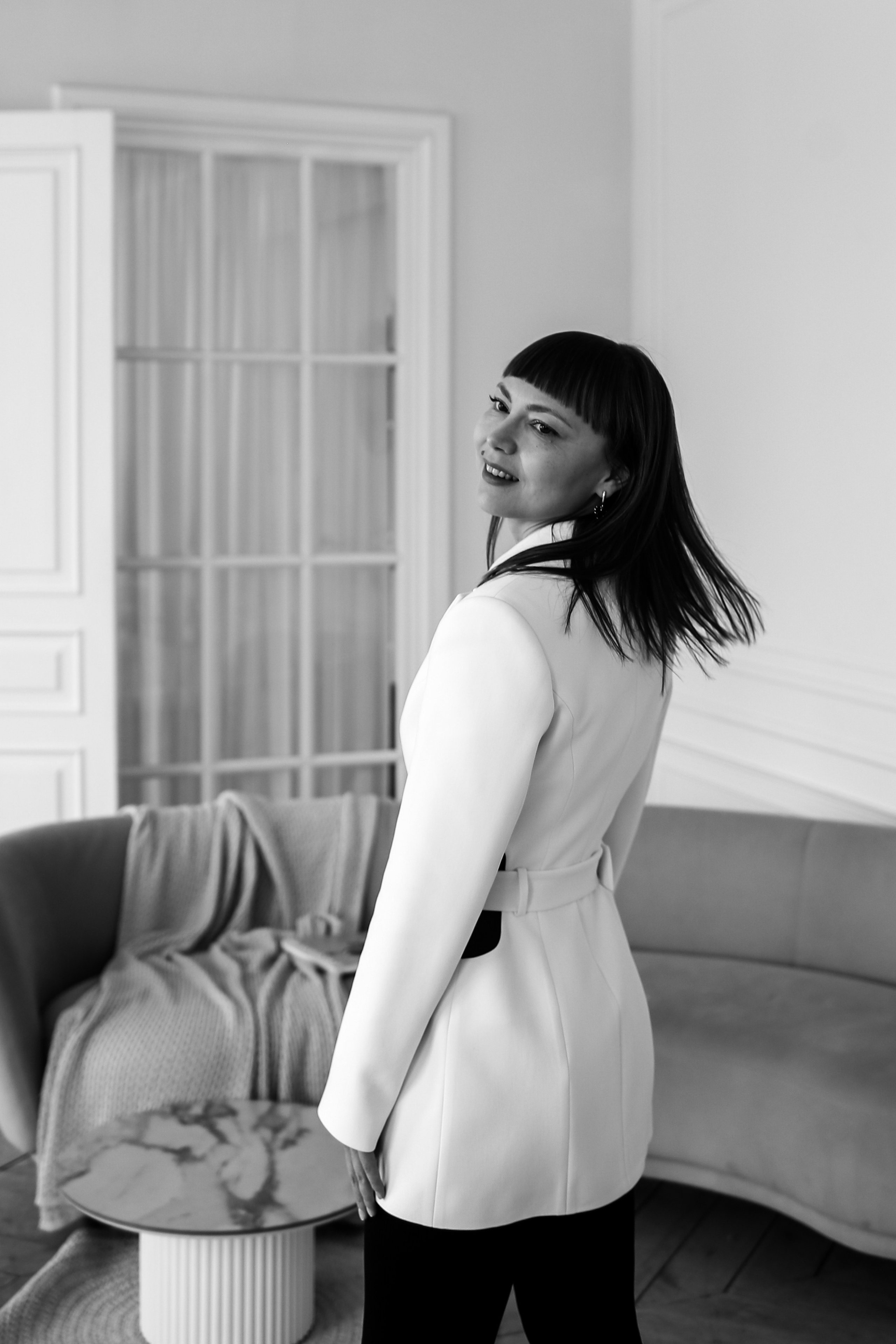 живые и непосредственные кадры молодой девушки