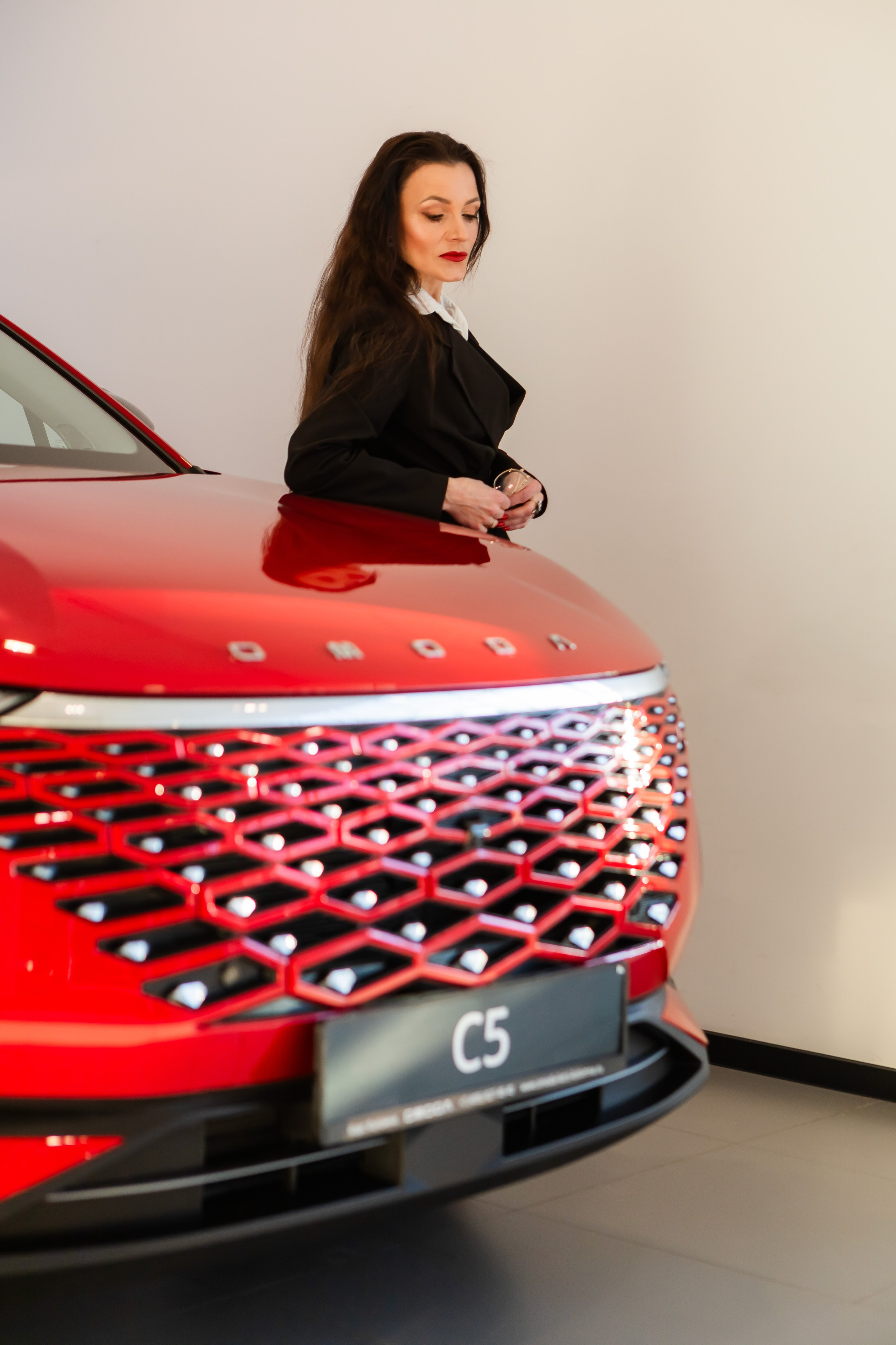 Рекламная фотосессия в ДЦ OMODA и JAECOO в Коломне. Фотограф в Коломне, Рязани, Москве. Готовность фото на следующий день