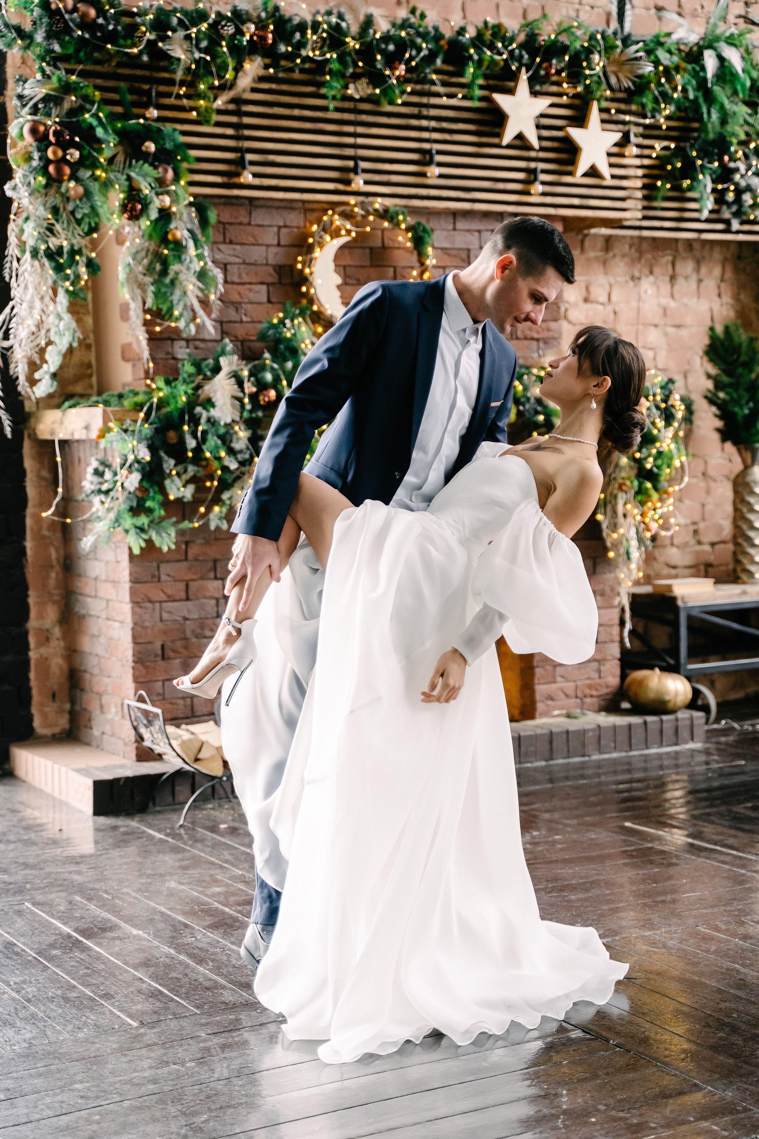 жених в красиво костюме с невестой в белом платье в студии