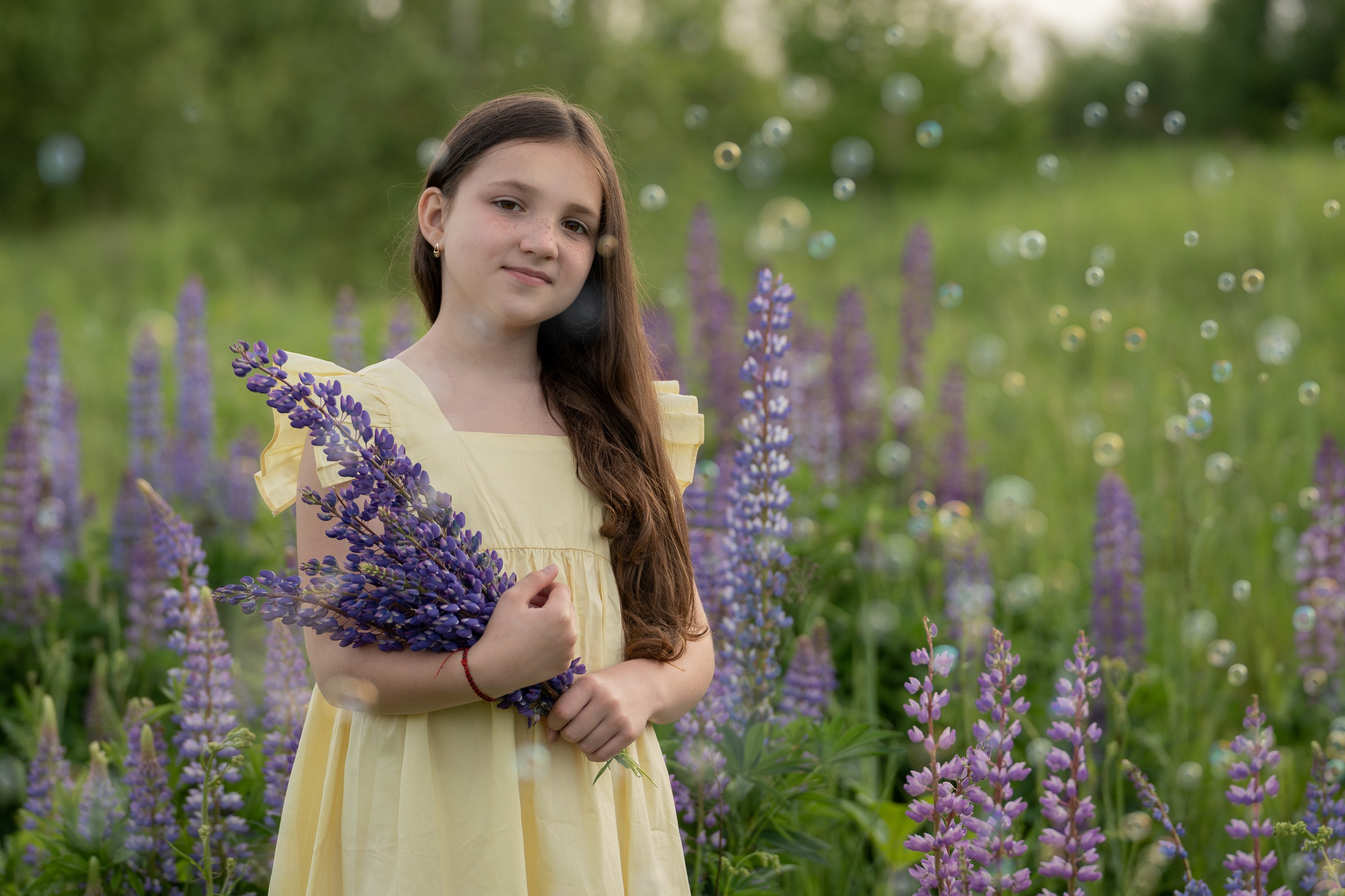 Детская фотосессия в люпинах. Портретный фотограф Олеся Владимирова в Москве