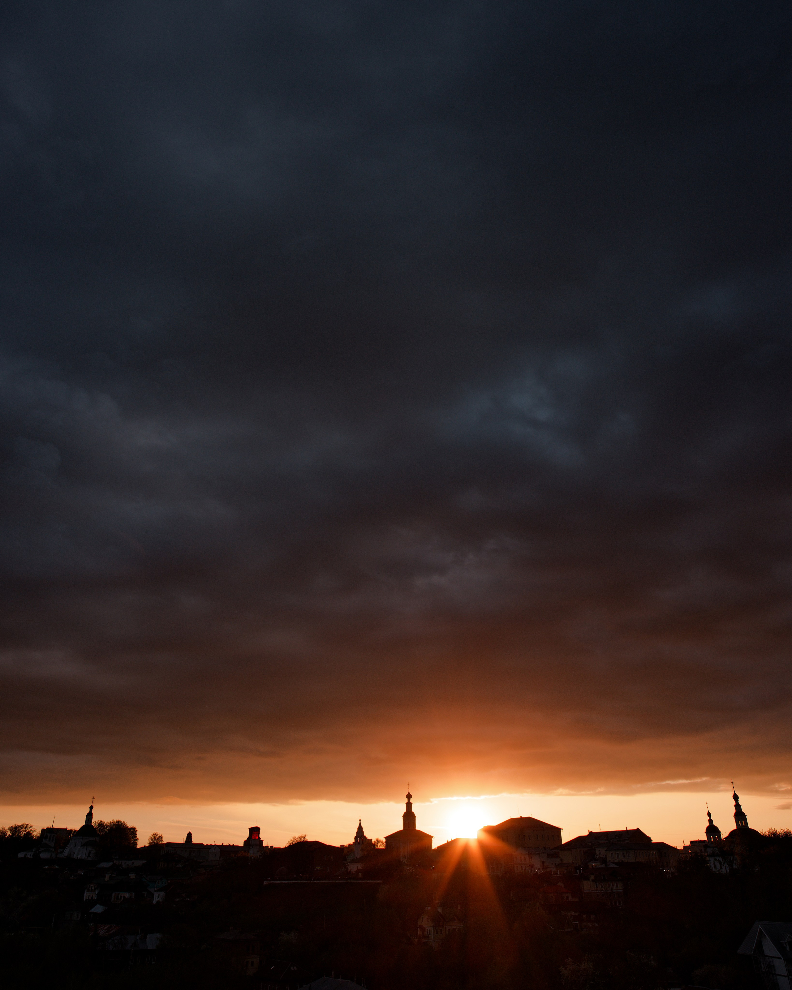 Владимир на закате под грозовым небом