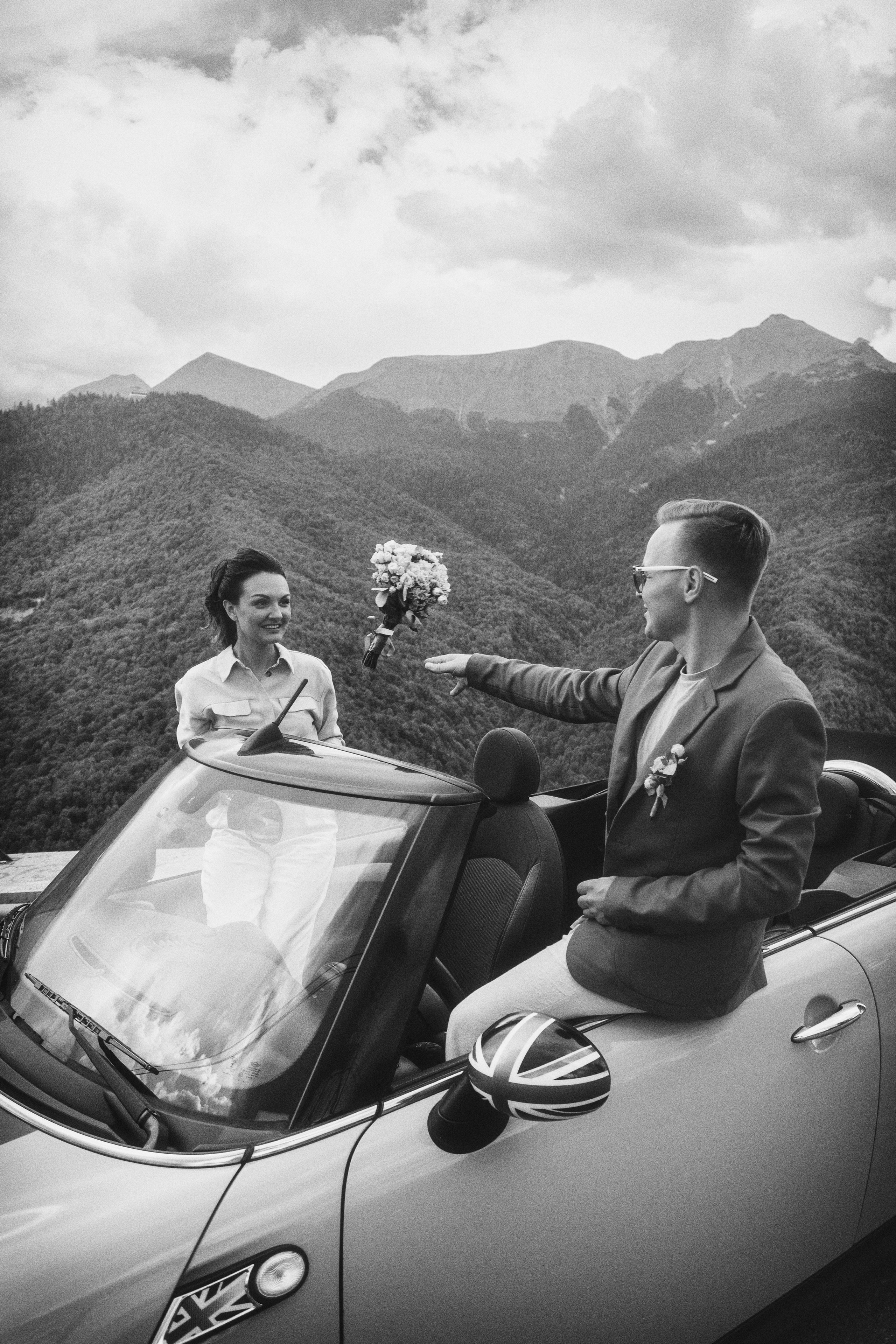 Влюблённая пара на авто в горах Сочи 