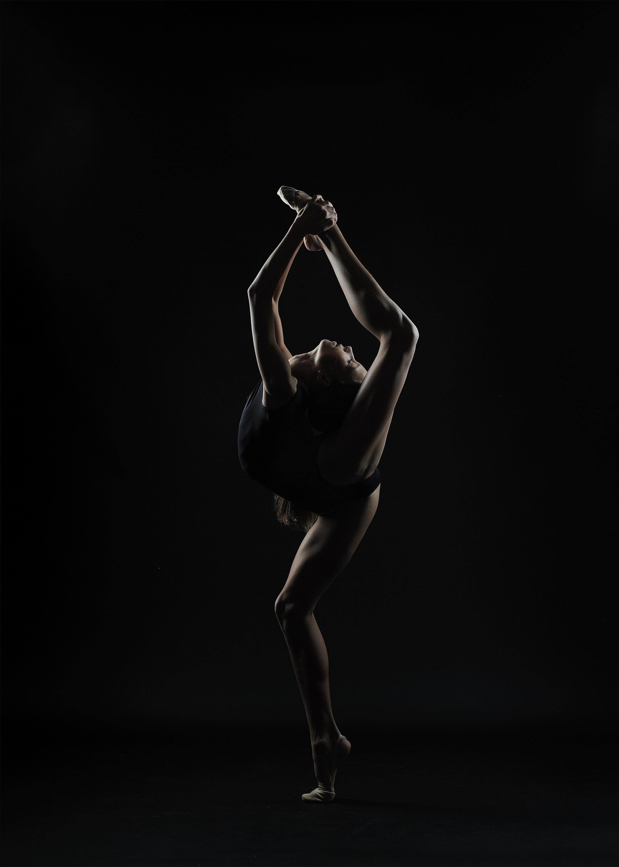 Детская спортивная фотосессия в студии. Художественная гимнастика. Детская фотосессия в студии в Москве и в Рязани. Фотосессия девочка гимнастка в студии на черном фоне. Красота. Young little model. Юные маленькие модели гимнастки. Девочка в черном купальнике в студии на черном фоне. Стройные ноги. Гимнастика шпагат. Красивые гимнастки.  A young little model. A little gymnast girl in a swimsuit. The legs of gymnast girls. Young little gymnast.  A beautiful little gymnast girl in a small swimsuit on a black background in the studio. Маленькая гимнастка.