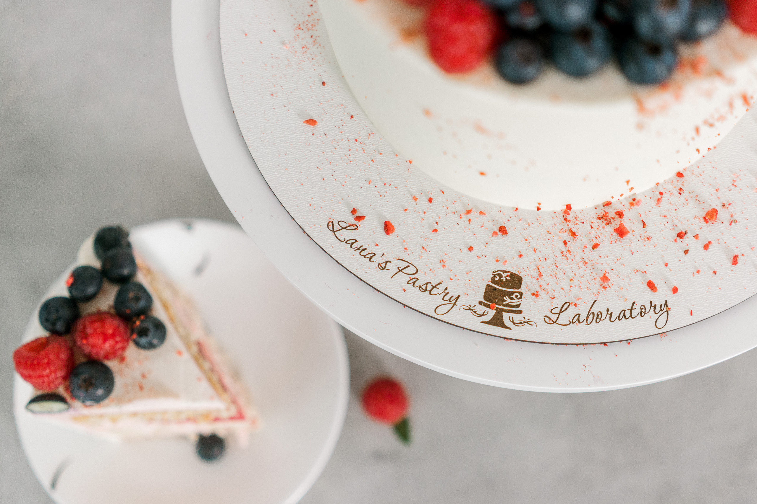 Предметная фотография домашнего торта ручной работы