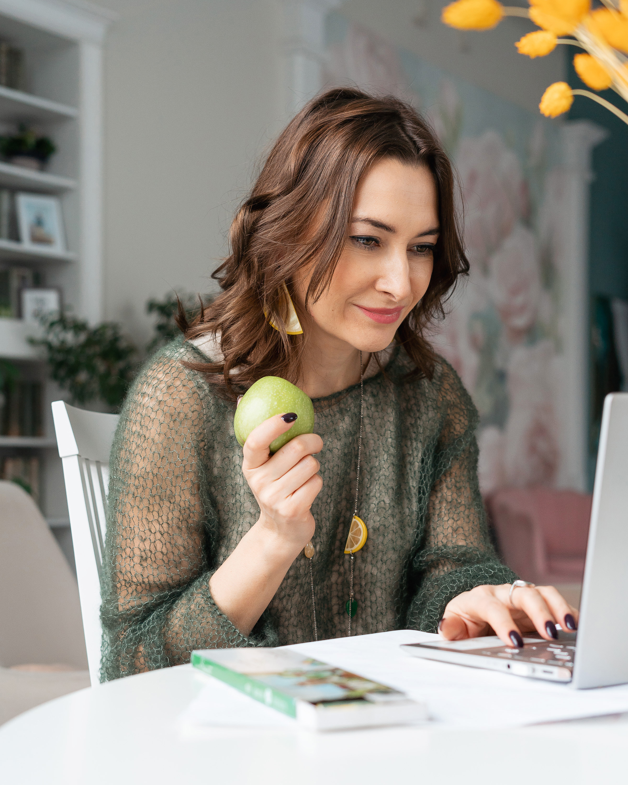 Психолог за работой в светлой студии в Москве