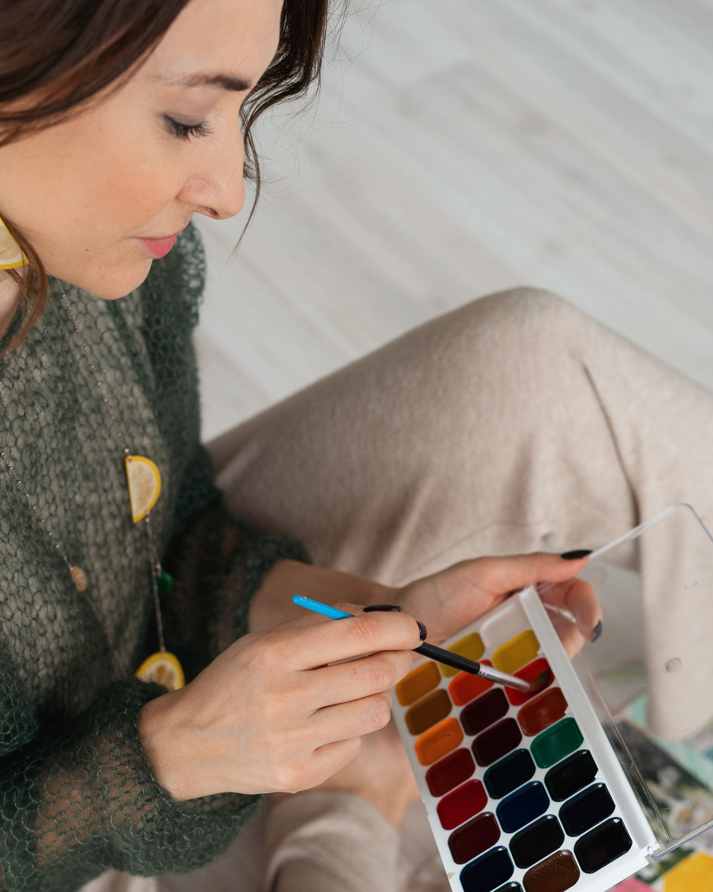 Лайфстайл фото психолога и арт терапевта за работой в светлой студии