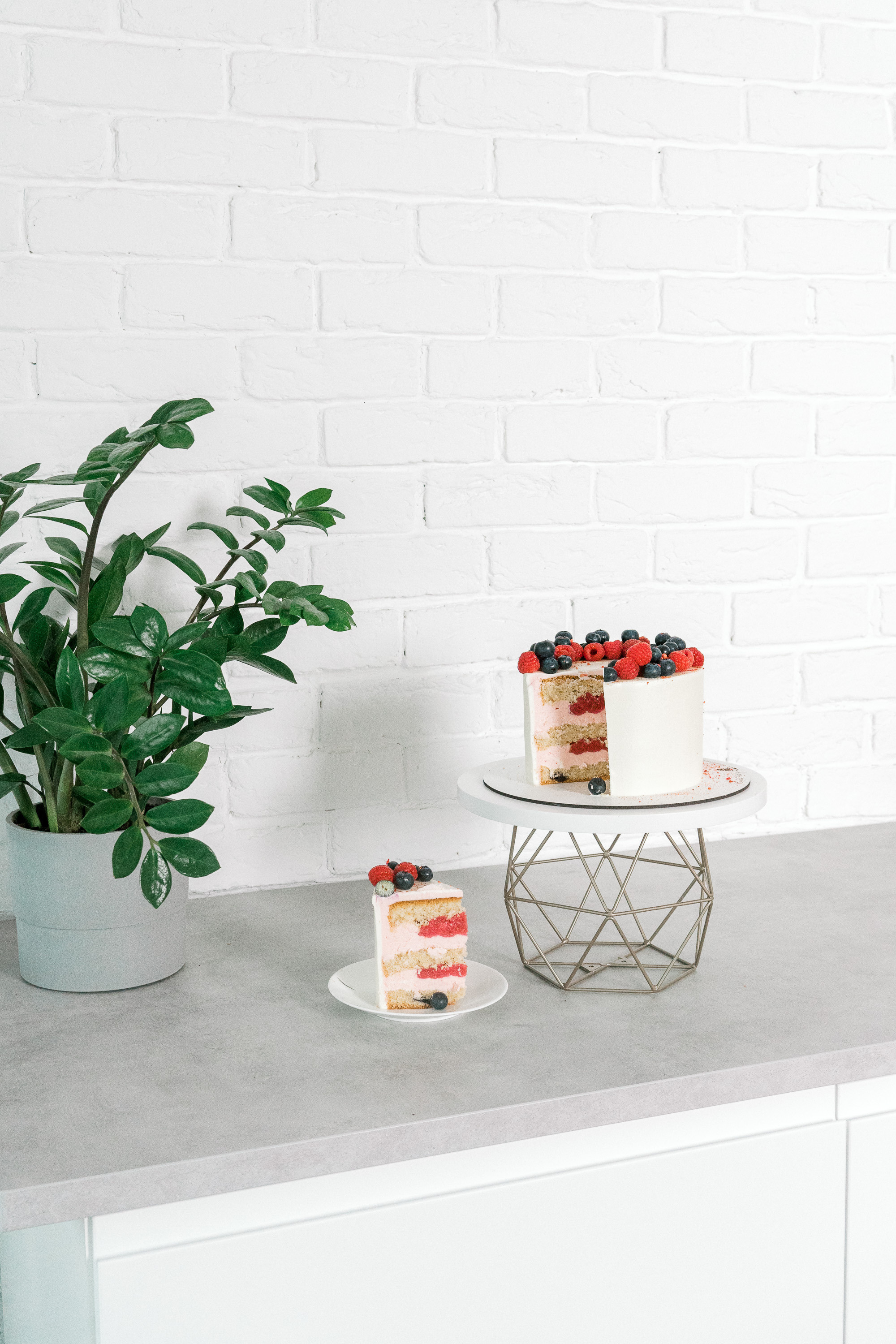 Предметная фотография домашнего торта ручной работы