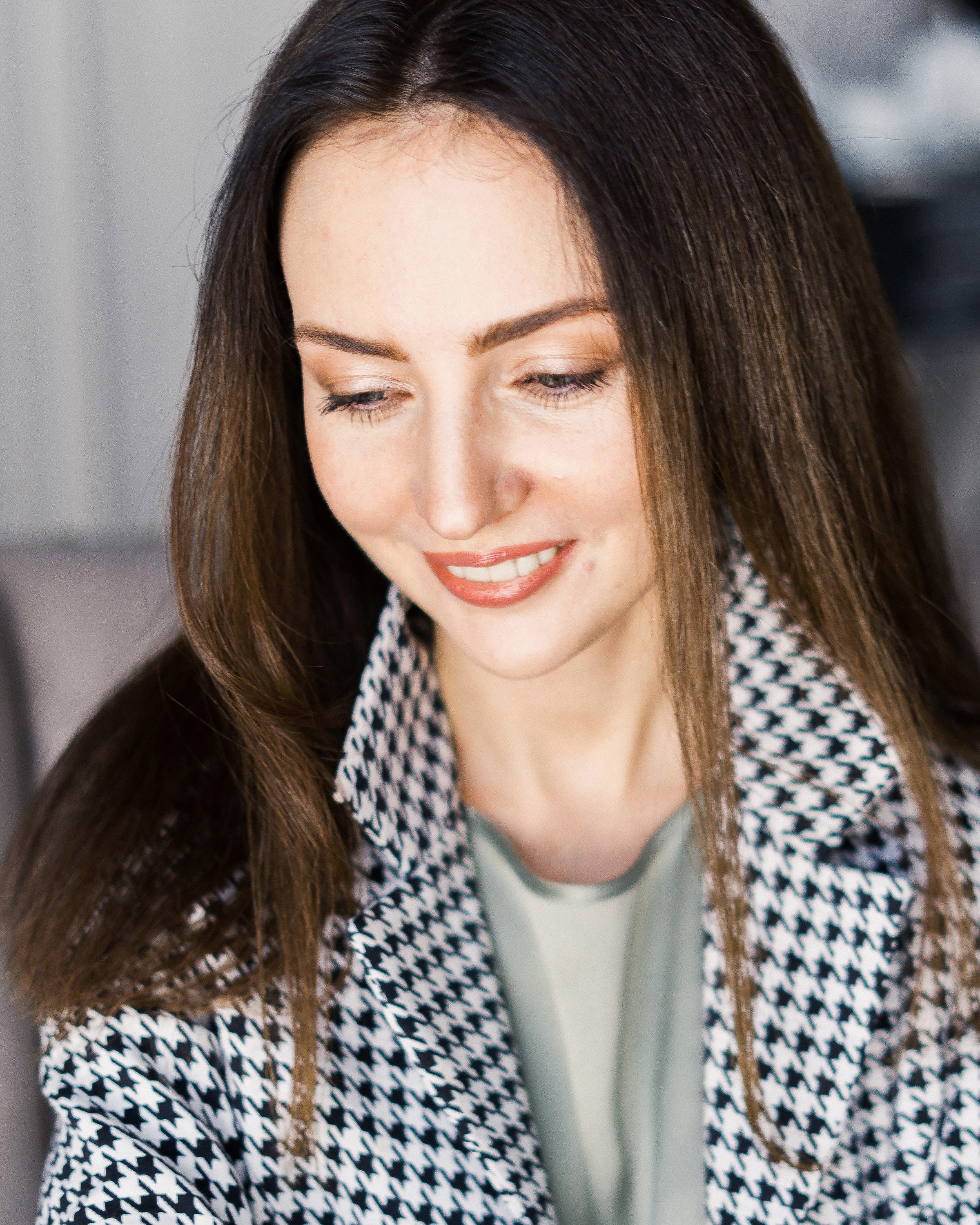 Портрет стилиста в светлой студии в Москве