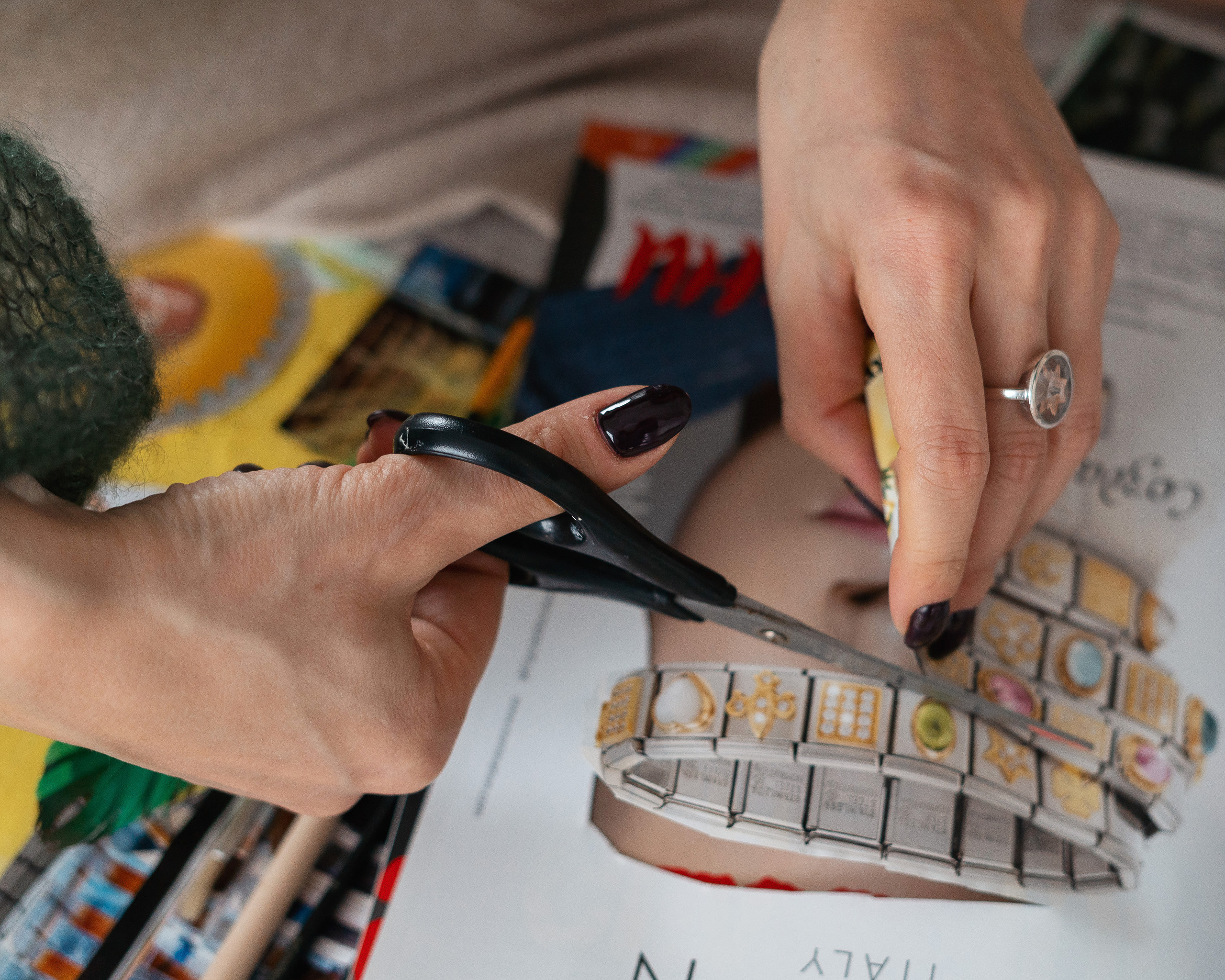 Лайфстайл фото психолога и арт терапевта за работой в светлой студии