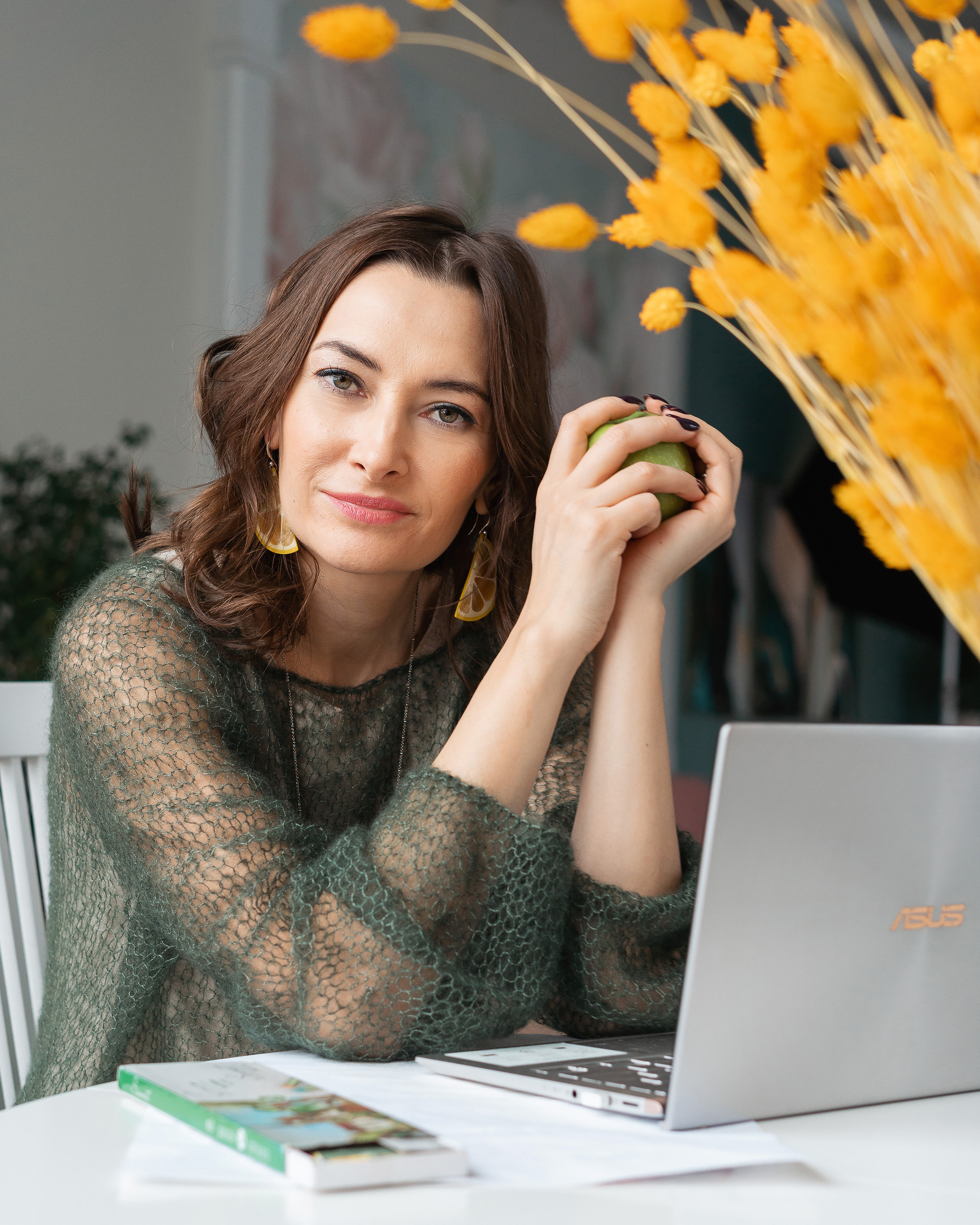 Фотосессия для психолога в Москве в светлой студии