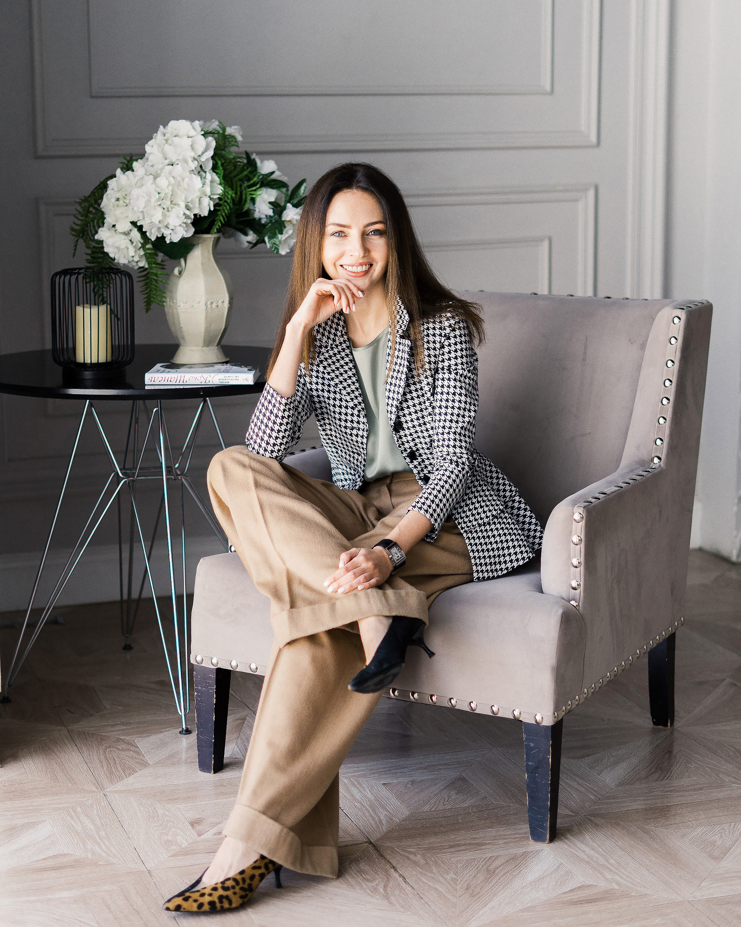 Бизнес портре стилиста в светлой фотостудии в Москве