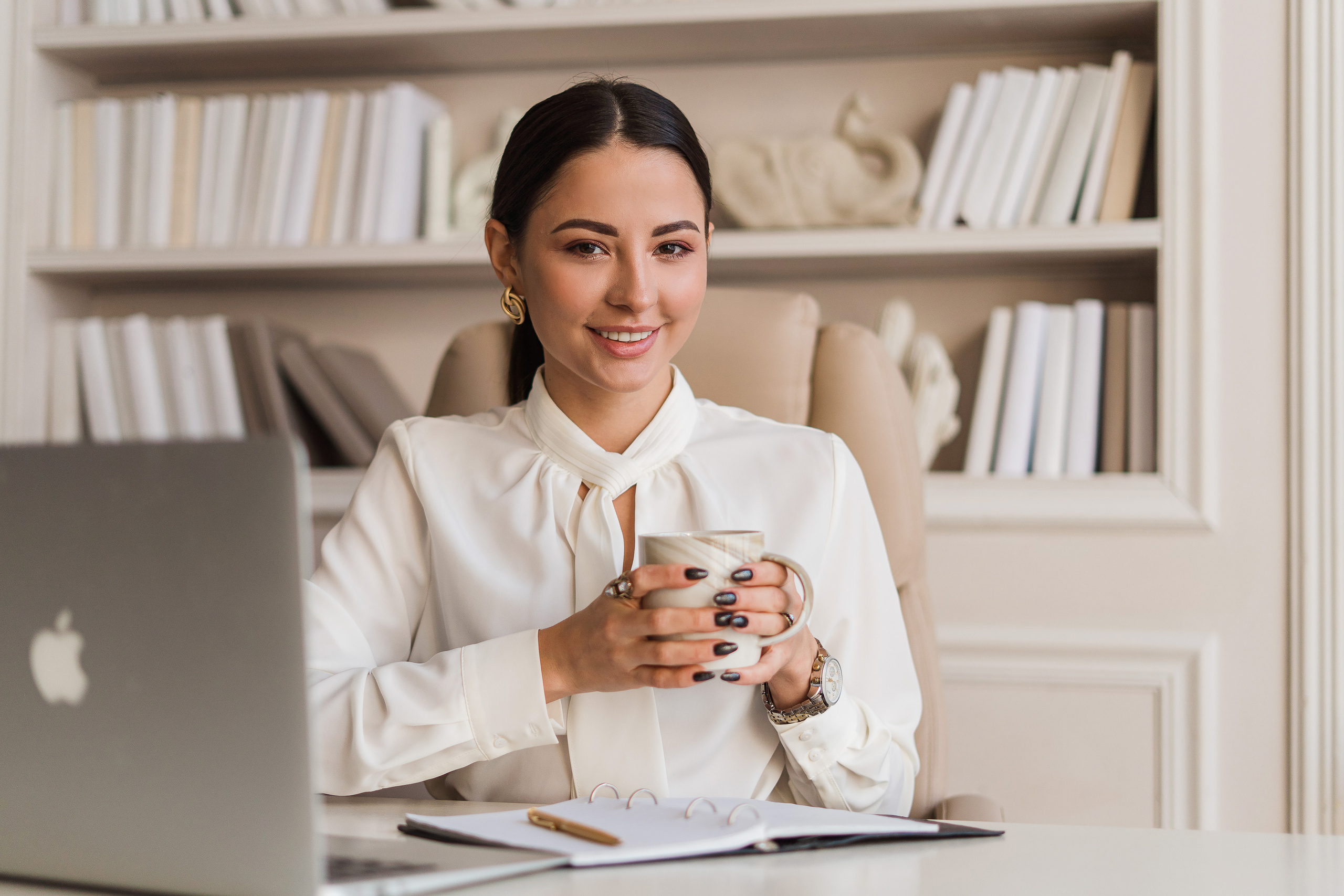 Деловая Бизнес бренд фотосессия для SMM визуализатора в москве