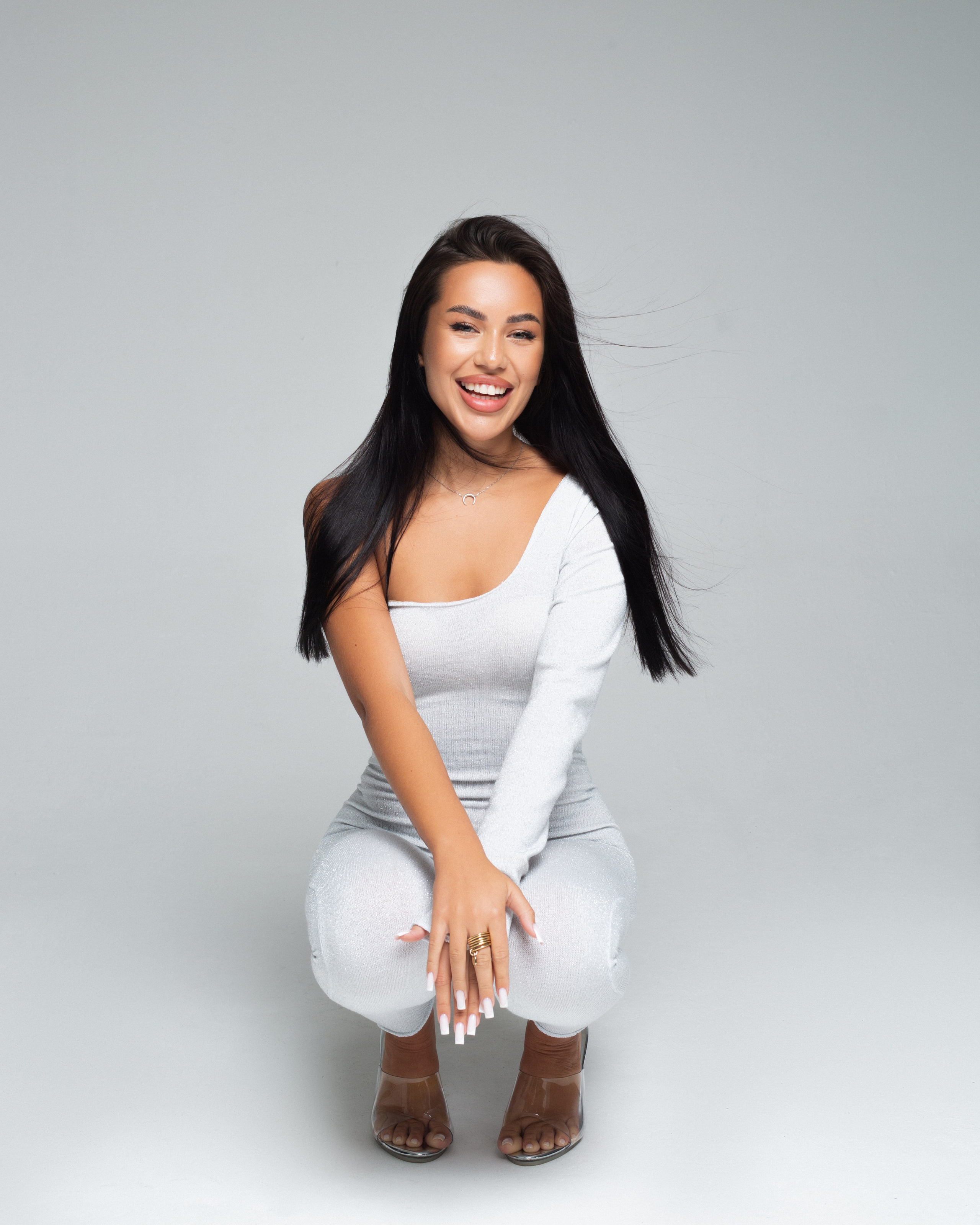 КАТАЛОГ | серый фон. RUNA production — стильные съемки для брендов