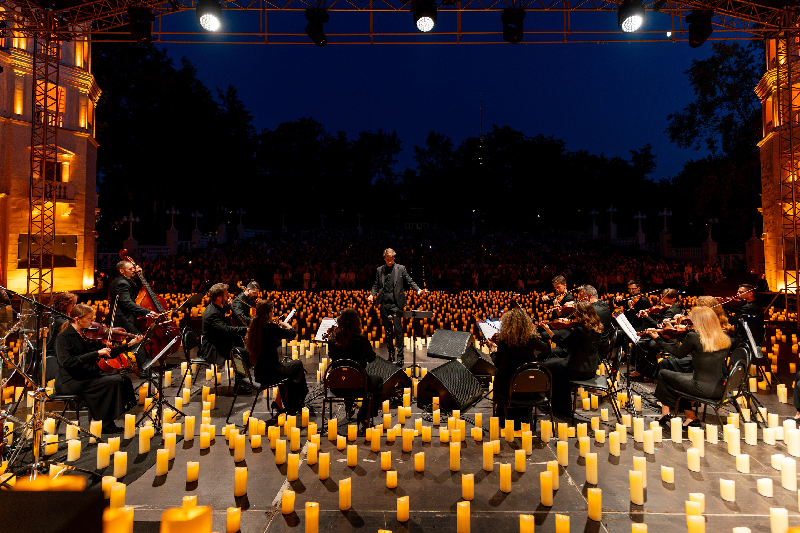 Симфонический оркестр Lumisfera при свечах. Фотограф Никита Комаров
