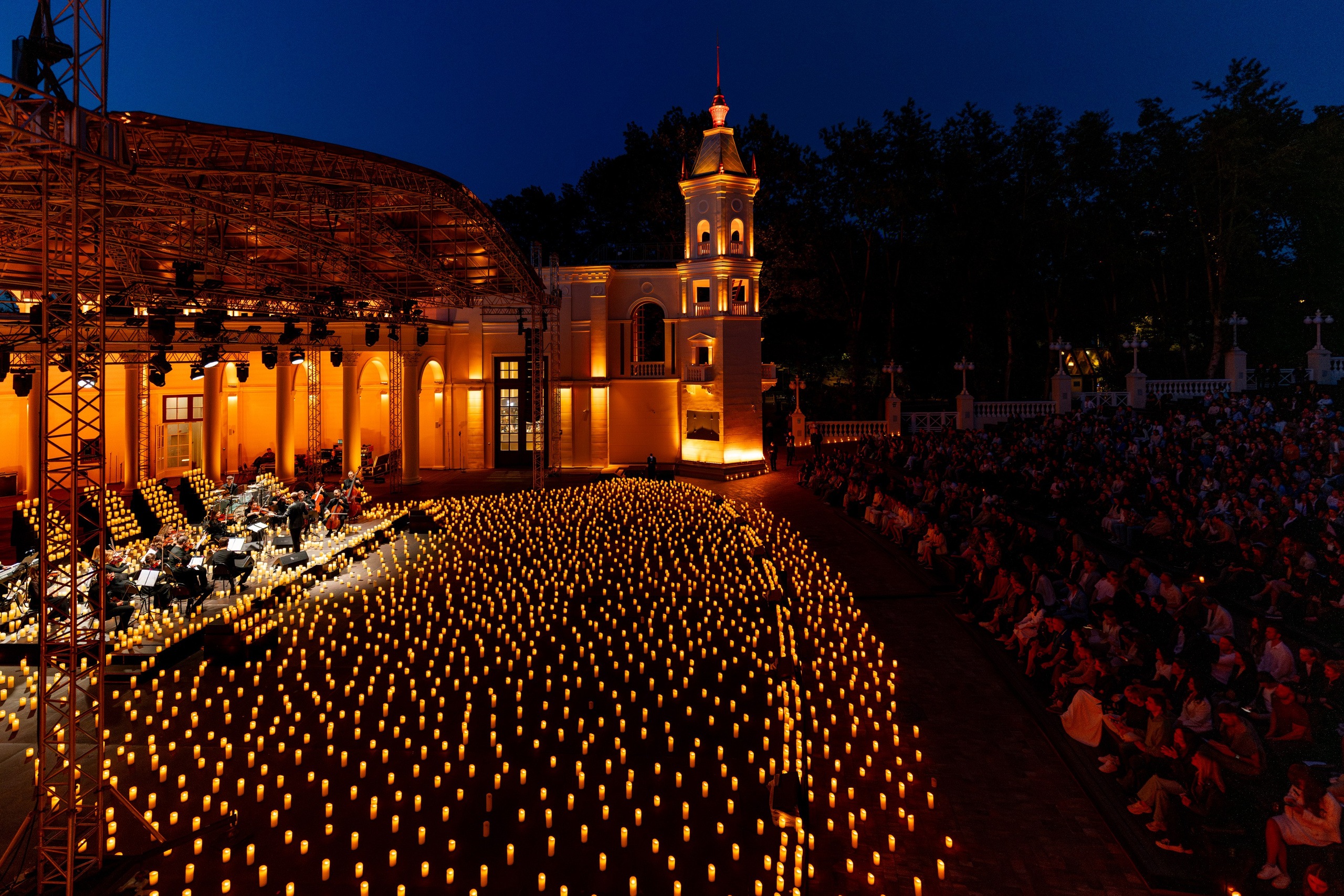 Симфонический оркестр Lumisfera при свечах. Фотограф Никита Комаров